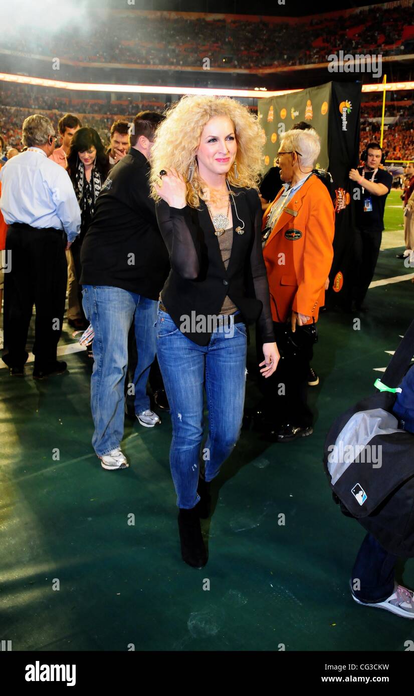 Kimberly Schlapman di Little Big Town eseguire l'inno nazionale al 2011 Scopri Orange Bowl gioco Stanford Cardinal vs. Virginia Tech Hokies presso Sun Life Stadium. Miami, Florida - 03.01.11 Foto Stock