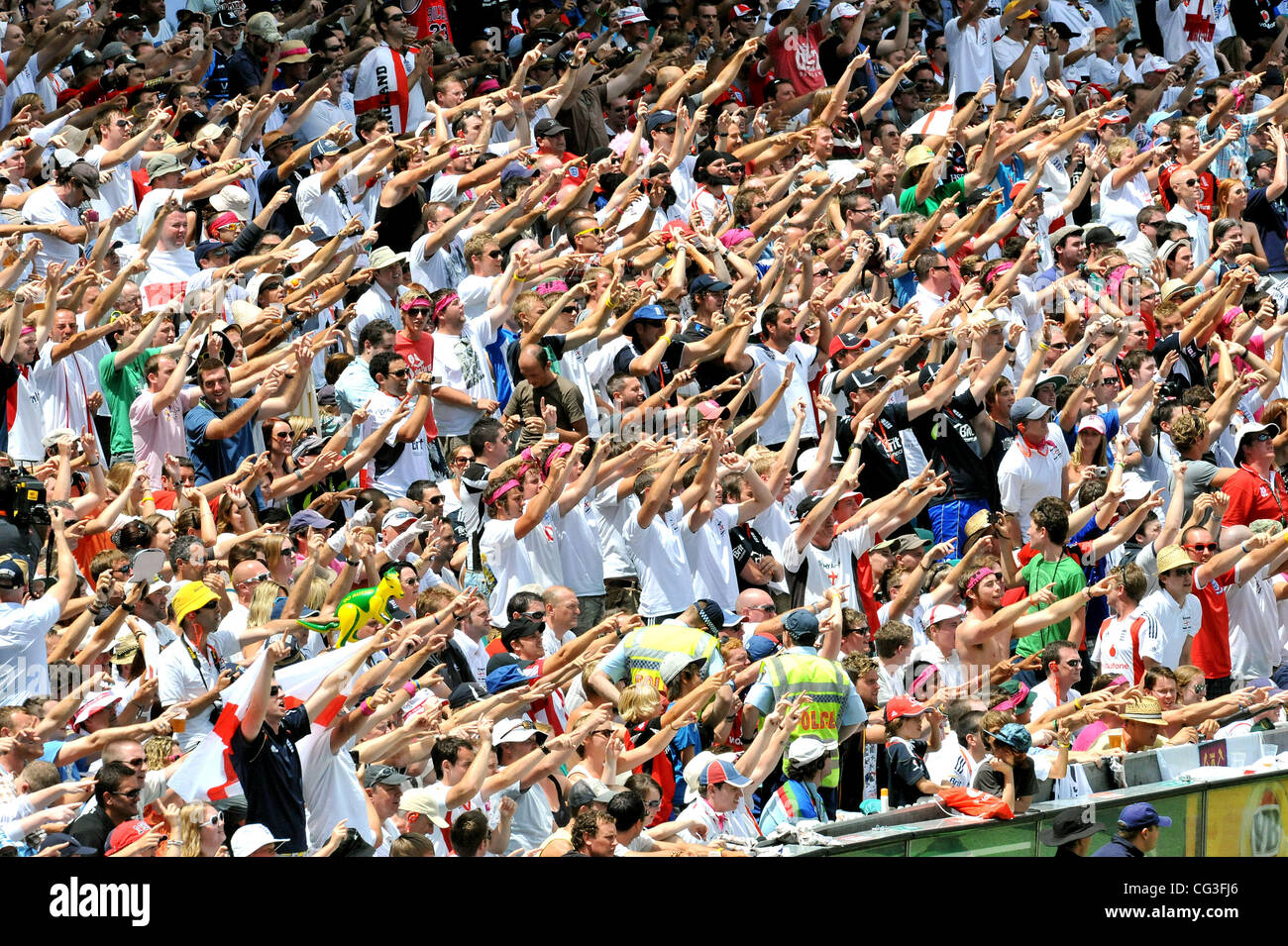 Atmosfera l'Inghilterra di cricket hanno battuto Australia la cenere finale test in Sydney. È la prima volta in 24 anni che in Inghilterra hanno vinto sul suolo australiano. Inghilterra ha battuto in Australia da un inning e 83 corre per sigillare la loro vittoria. Sydney, Australia Foto Stock