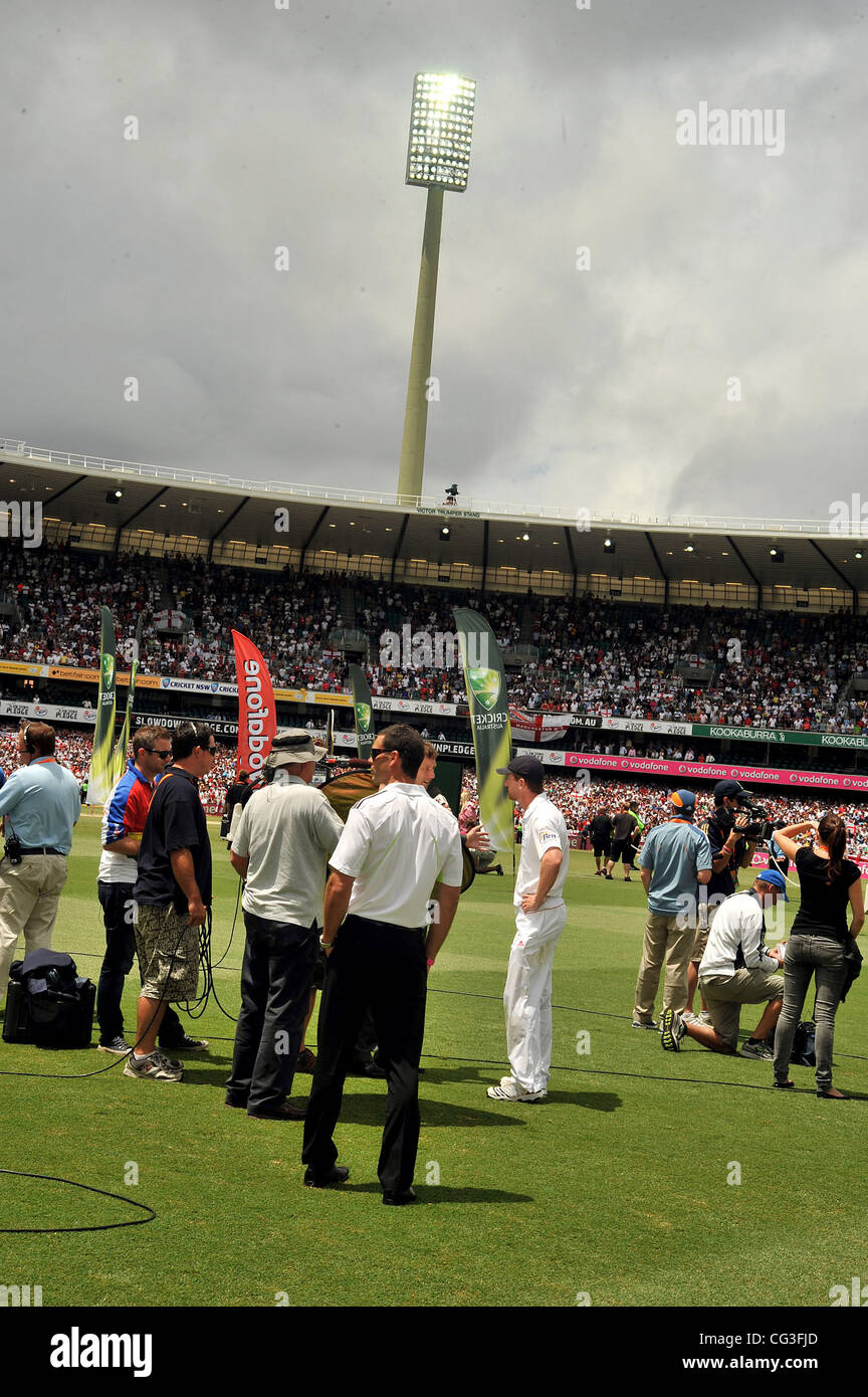 Atmosfera l'Inghilterra di cricket hanno battuto Australia la cenere finale test in Sydney. È la prima volta in 24 anni che in Inghilterra hanno vinto sul suolo australiano. Inghilterra ha battuto in Australia da un inning e 83 corre per sigillare la loro vittoria. Sydney, Australia Foto Stock