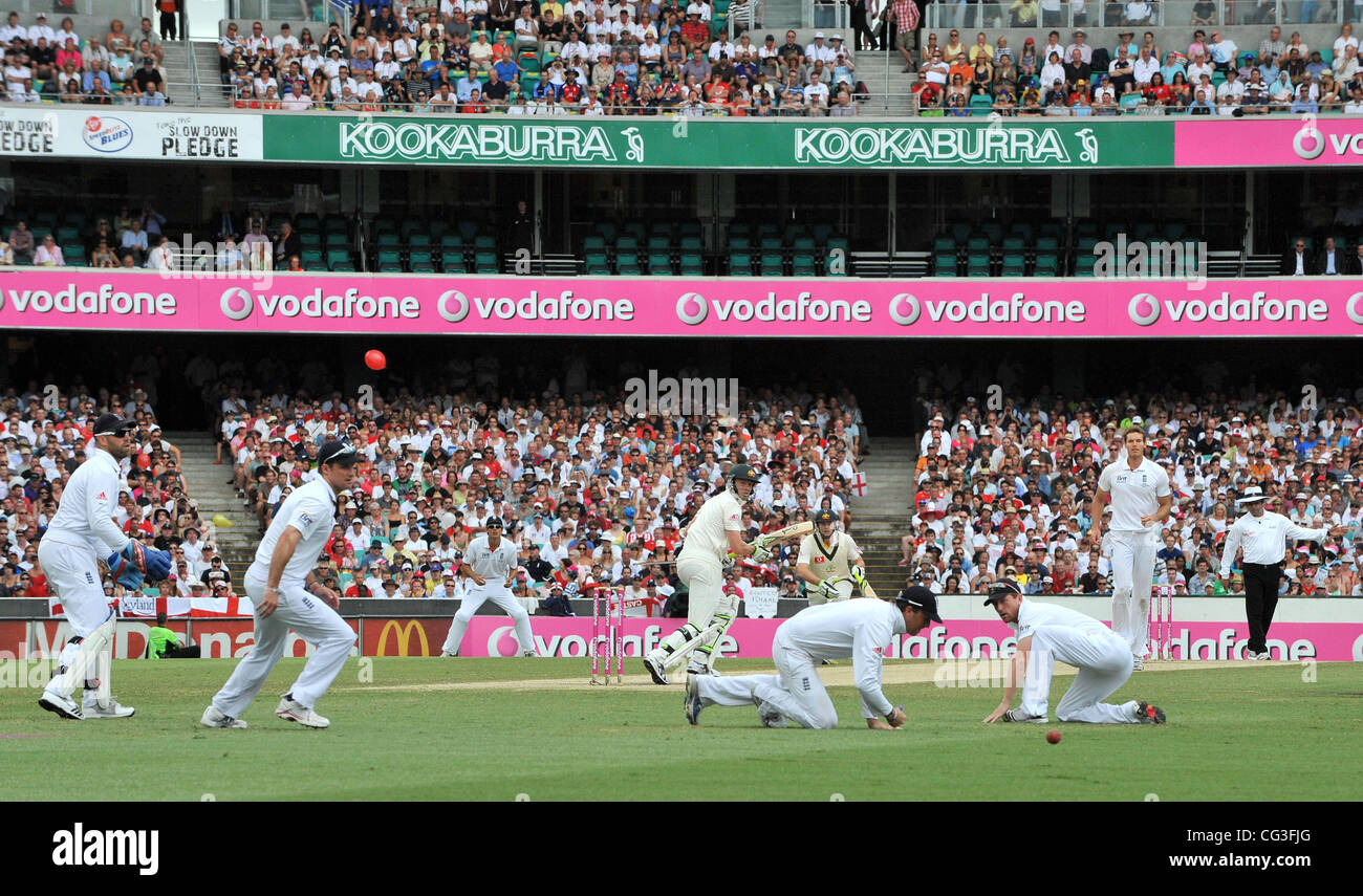 Atmosfera l'Inghilterra di cricket hanno battuto Australia la cenere finale test in Sydney. È la prima volta in 24 anni che in Inghilterra hanno vinto sul suolo australiano. Inghilterra ha battuto in Australia da un inning e 83 corre per sigillare la loro vittoria. Sydney, Australia Foto Stock