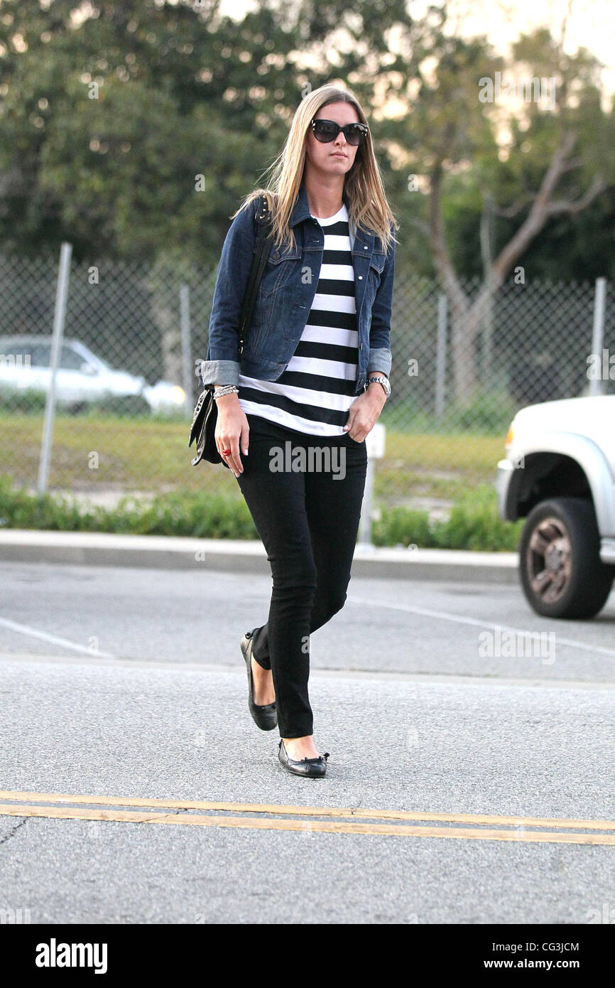 Un elegante Nicky Hilton indossando un bianco e nero spogliato top e camicia denim arriva a Byron & Tracey in Beverly Hills. West Hollywood, California - 10.01.11 Foto Stock