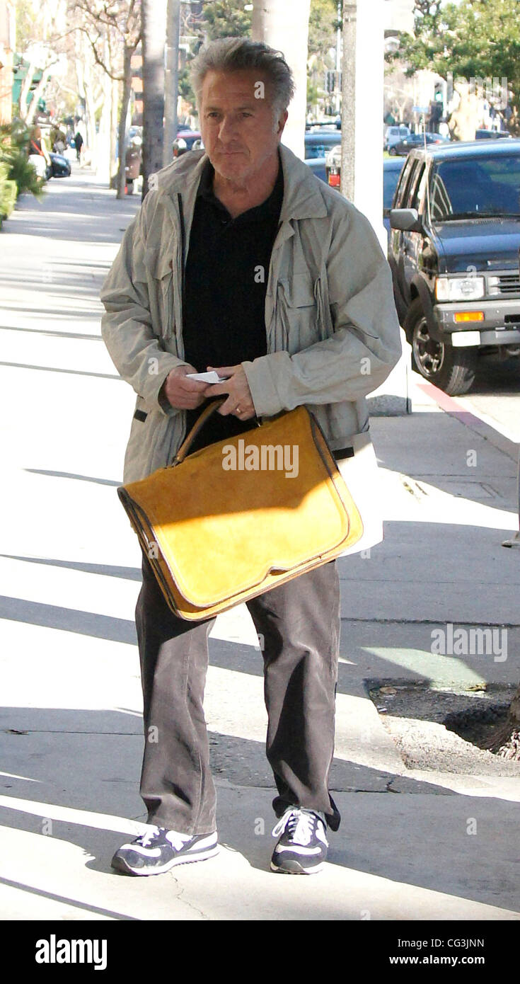 Dustin Hoffman arriva a Katsuya per avere il pranzo di Los Angeles, California - 10.01.11 Foto Stock