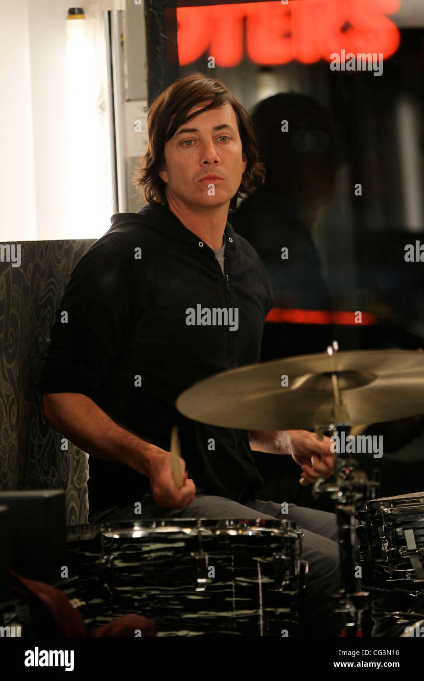 Matt Flynn Scattare scene per Maroon 5's prossima video musicale "gonna mai lasciare questo letto" su un vetro frontale carrello Los Angeles, California - 12.01.11 Foto Stock