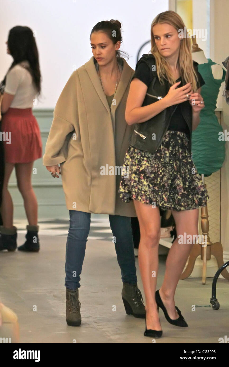 Jessica Alba e un amico shopping per i vestiti a Satine negozio di  abbigliamento sulla terza strada West Hollywood, California - 13.01.11 Foto  stock - Alamy