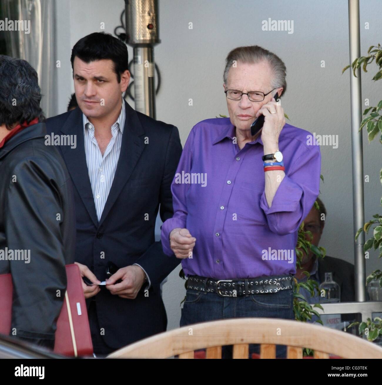 Larry King colloqui sul suo telefono cellulare dopo aver pranzo presso e Baldi in Beverly Hills Los Angeles, California, Stati Uniti d'America - 14.01.11 Foto Stock