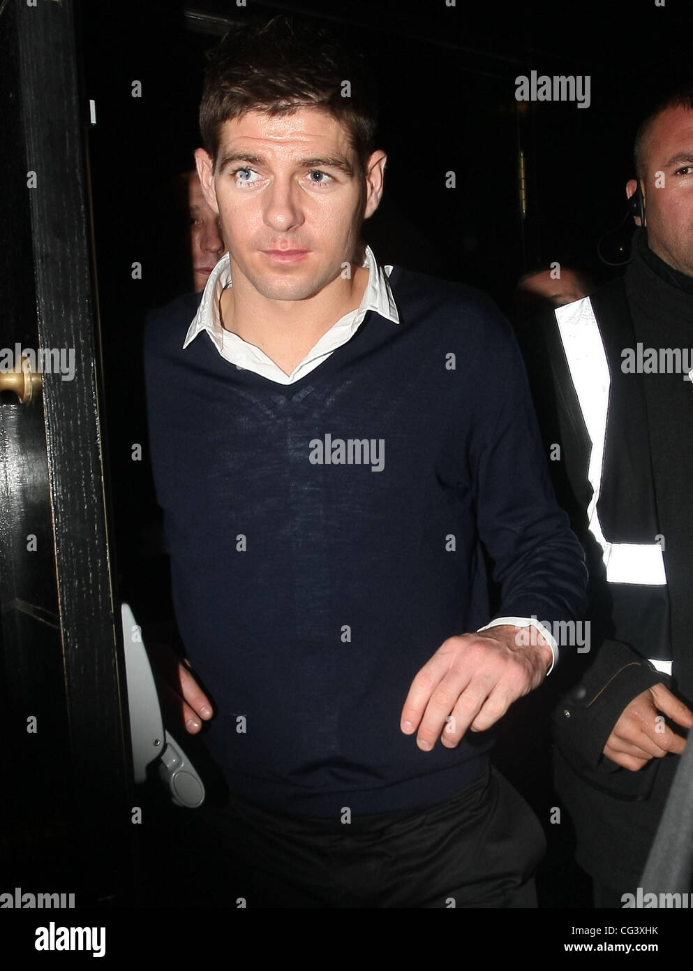 Steven Gerrard cercando di peggio per indossare come egli lascia il Whisky Mist nightclub di Mayfair di Londra, Inghilterra - 15.01.11 Foto Stock