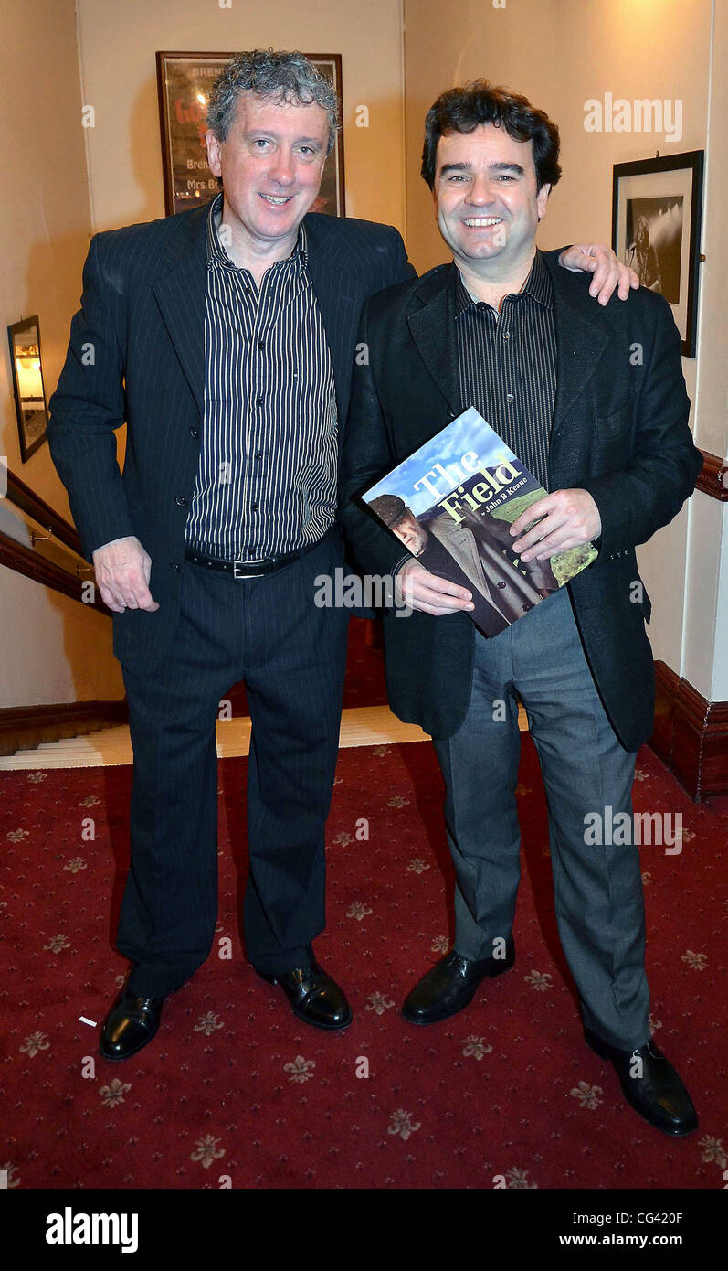 Billy Keane, Donal Shiels, all'apertura notturna di John B Keane 'Campo' presso il teatro Olimpia - arrivi a Dublino, Irlanda - 17.01.11 Foto Stock