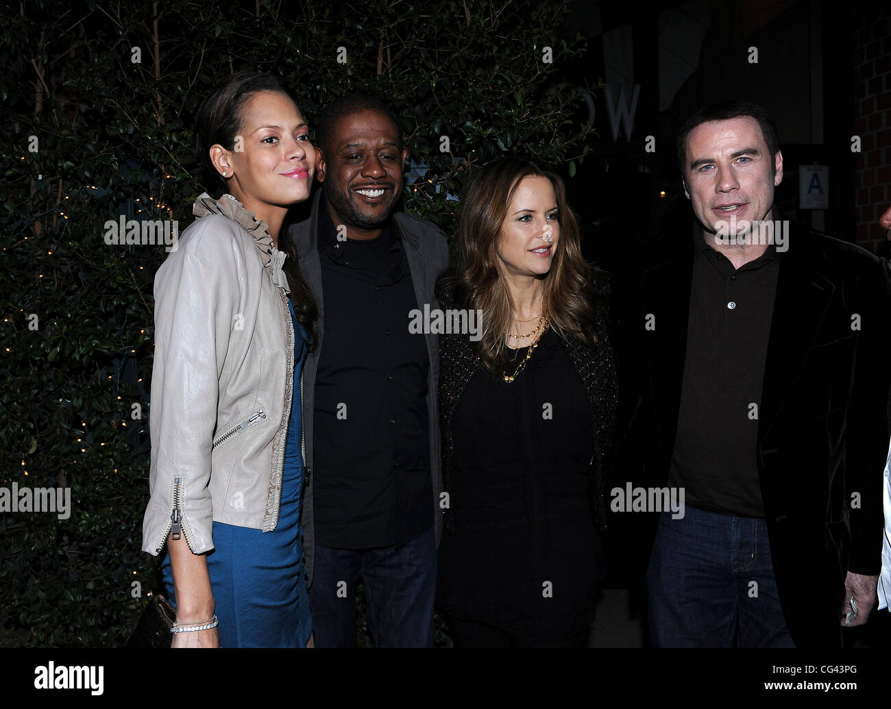 Kelly Preston e John Travolta che posano per una foto al di fuori del signor Chow Restaurant con Forest Whitaker e sua moglie Keisha Nash di Los Angeles, California - 19.01.11 Foto Stock