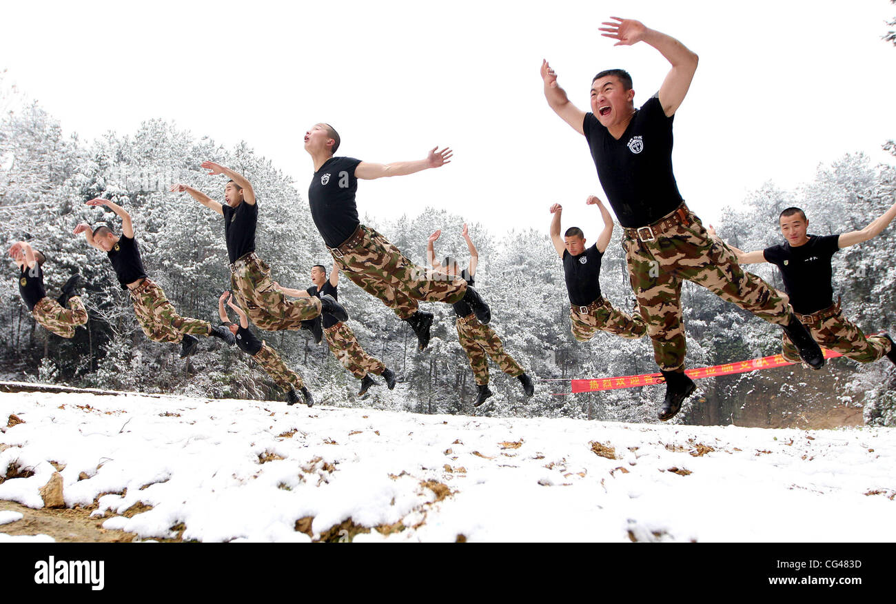 Come il cinese antico proverbio, "In inverno fare la stessa cosa nel periodo più freddo meteo, in estate mantenere esercizio durante le giornate più calde' polizia armata di Enshi squadron stanno facendo solo che come essi treno nella neve fredda. Essi studiare sodo e pratiche Foto Stock