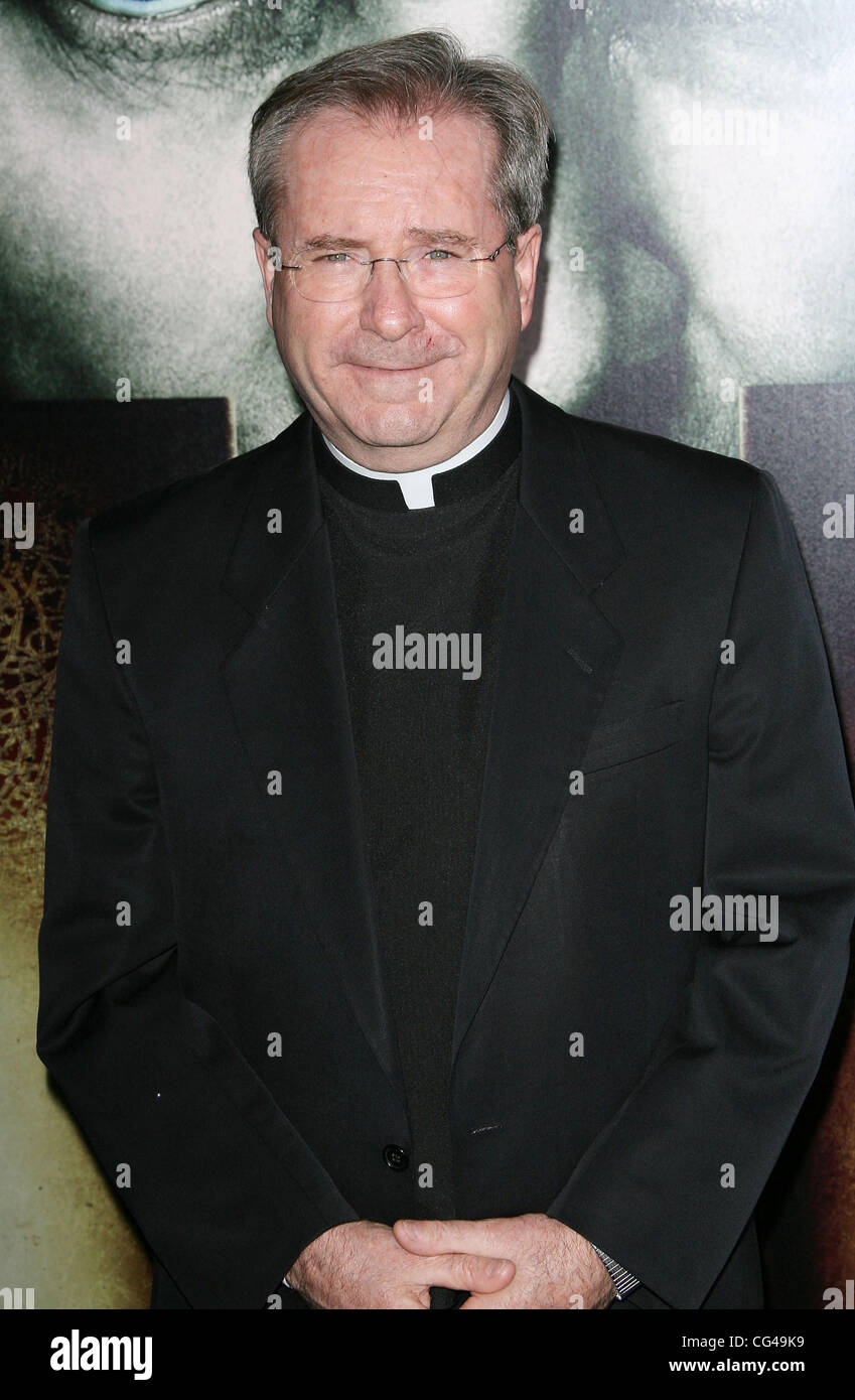 Padre Gary Thomas Los Angeles Premiere della Warner Bros" "Rito" tenutasi presso il Grauman's Chinese Theatre Hollywood, California - 26.01.11 Foto Stock