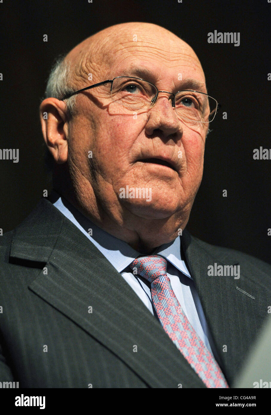 Frederik De Klerk parla presso la "Casa di Anne Frank Trust' pranzo annuale tenutasi presso l'Hilton Park Lane a Londra, Inghilterra - 27.01.11 Foto Stock