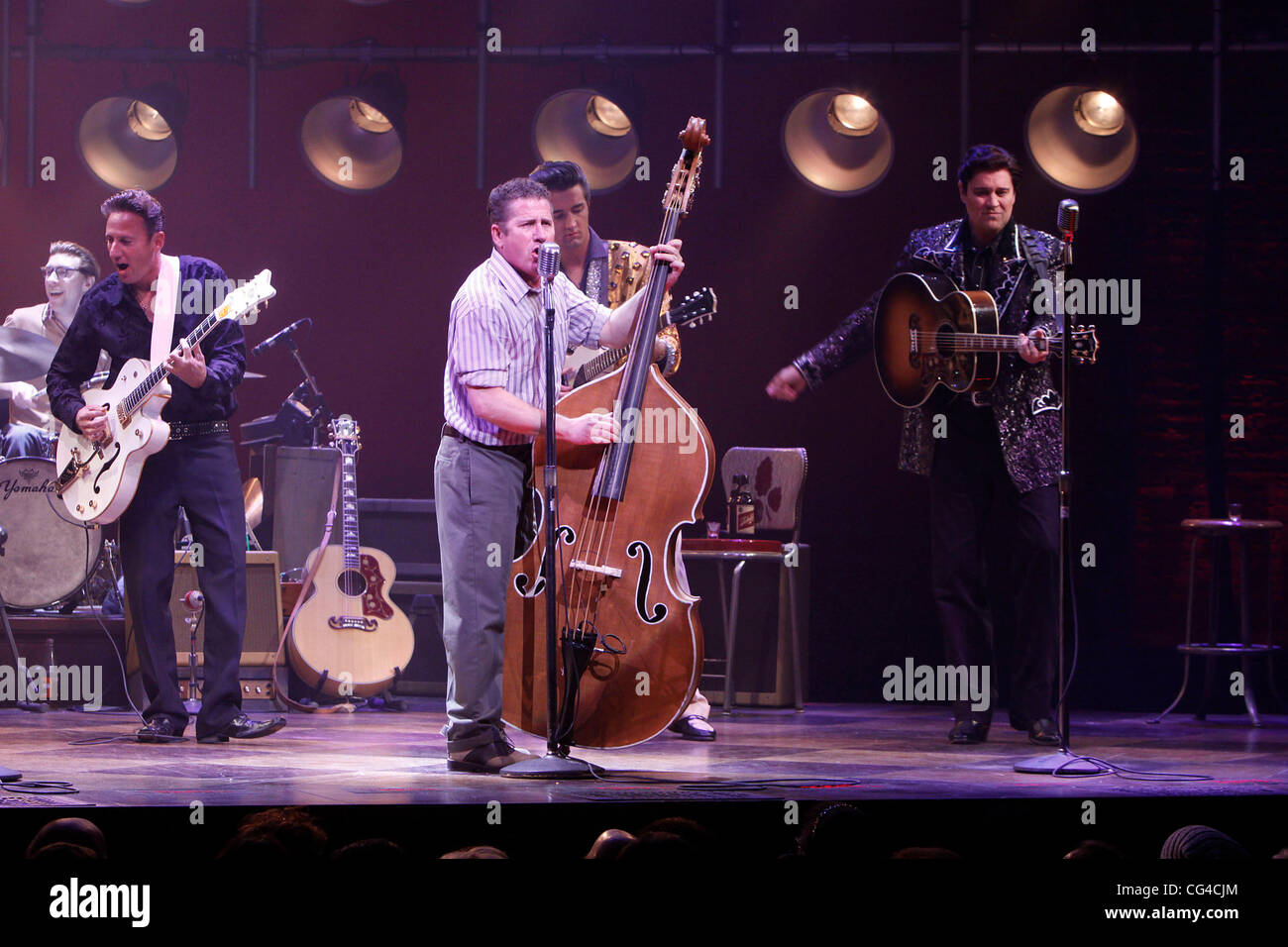 Lee Rocker e gettò una speciale jam session celebrando Lee del bilanciere di prestazioni finali nel musical di Broadway produzione di 'Million Dollar Quartet" al Nederlander Theatre. La città di New York, Stati Uniti d'America - 30.01.11 Foto Stock