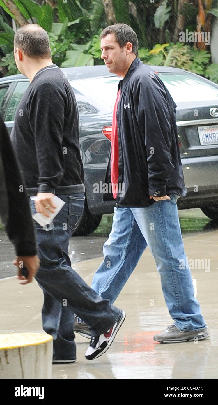 Adam Sandler arriva alla Staples Center per guardare la Lakers giocare. Los Angeles, California - 30.01.11 Foto Stock