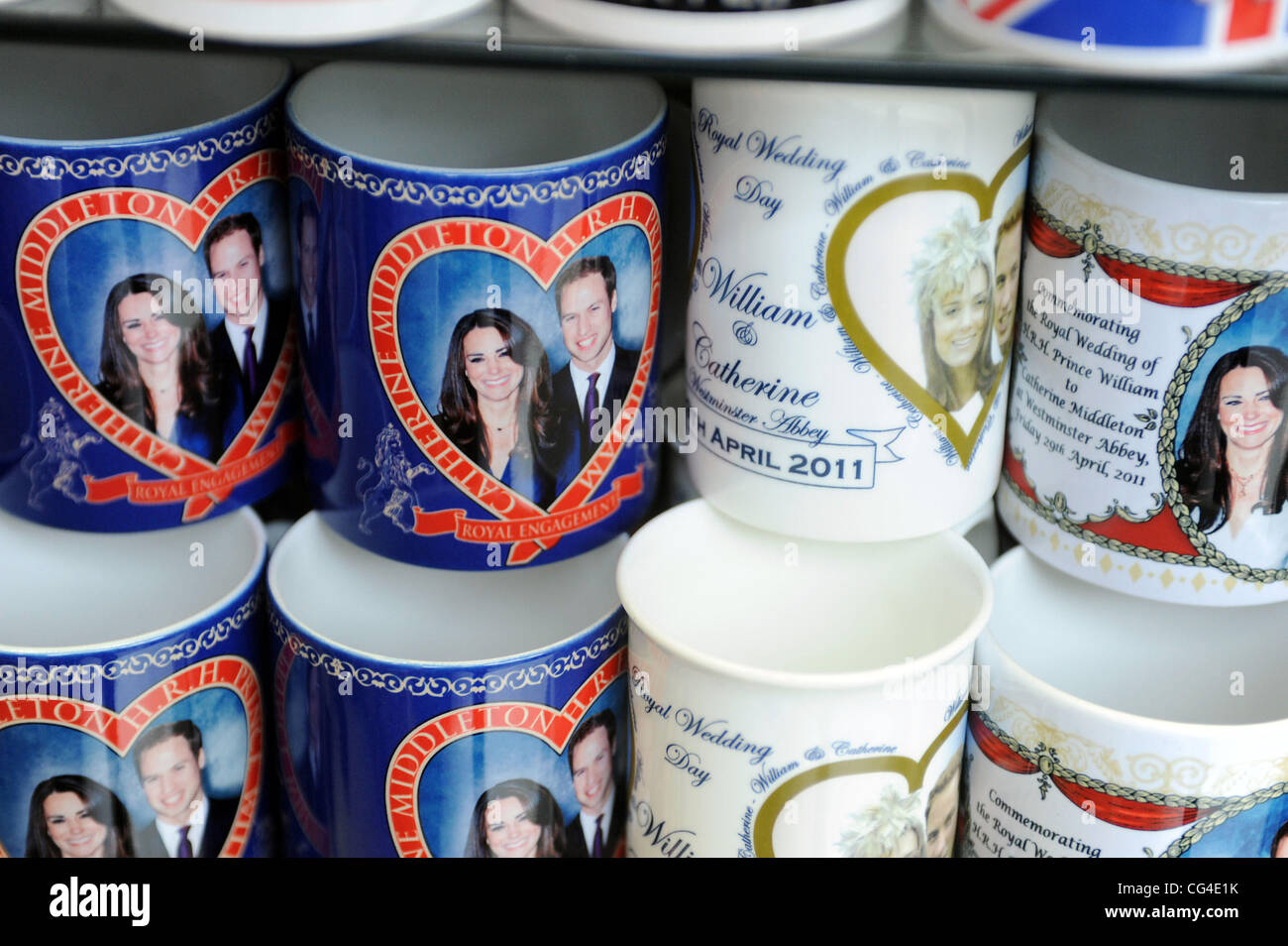 Il principe William e Kate Middleton Royal Wedding souvenir tazze da caffè  per la vendita in un negozio nel centro di Londra. Il principe William, la  seconda in linea al trono e