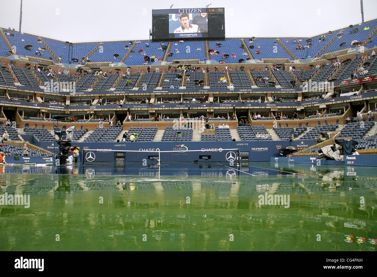 Ventole brave la pioggia a USTA Arthur Ashe Stadium di Flushing, Queens. US Open di tennis maschile finale del campionato match tra top-seminate Rafael Nadal e terzo-seeded Novak Djokovic è stata ripianificata alle 4 p.m. lunedì, 13 settembre, a causa della r Foto Stock