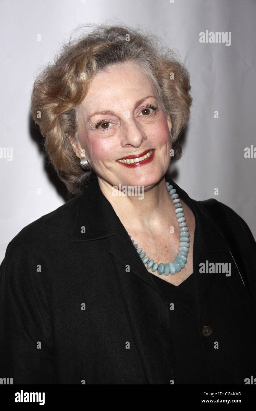 Dana Ivey apertura notturna della produzione di Broadway di 'Noel Coward il breve incontro' presso lo Studio 54 - Arrivi. La città di New York, Stati Uniti d'America - 28.09.10 Foto Stock