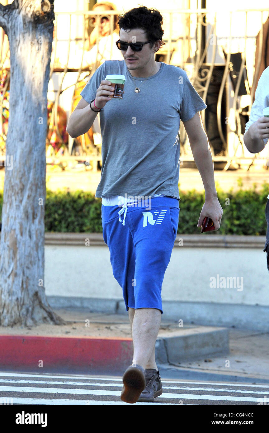 Orlando Bloom in lungo i pantaloncini blu e grigio t-shirt con lacci non  nel suo trainer ha caffè in Santa Monica. Los Angeles, California -  20.01.11 Foto stock - Alamy