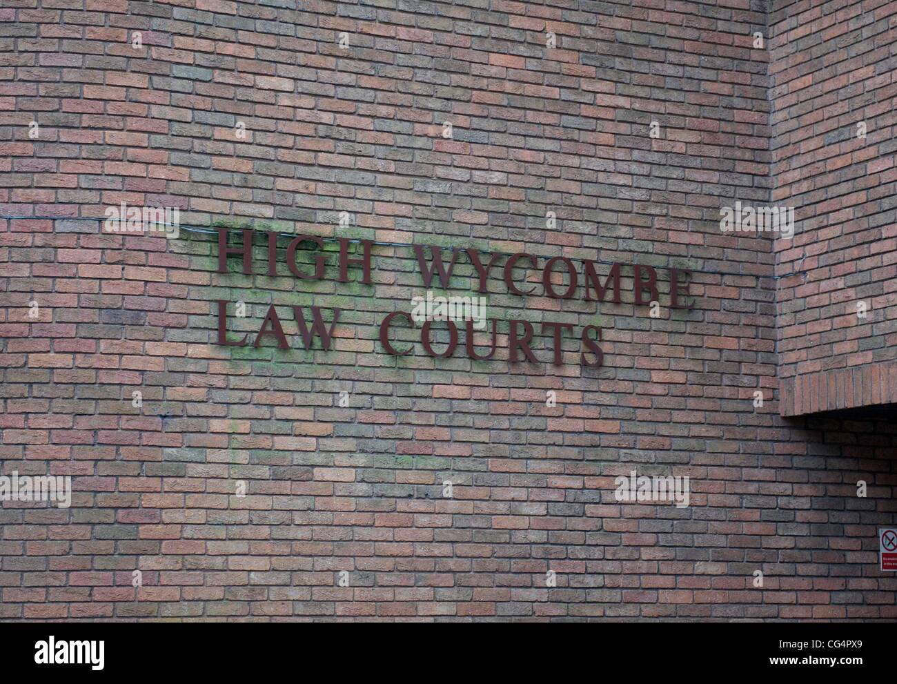 Linford Christie lascia High Wycombe Corte oggi dopo un'audizione relativa ad una carica di guida pericolosa. Egli ha negato il conteggio e inserire il suo appello il 9 marzo, quando egli è dovuta tornare a Aylesbury Crown Court, prima che il caso teste a Buckingh prova Foto Stock