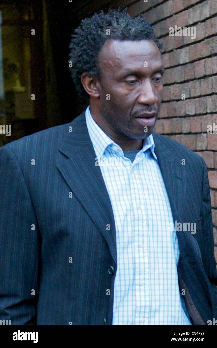 Linford Christie lascia High Wycombe Corte oggi dopo un'audizione relativa ad una carica di guida pericolosa. Egli ha negato il conteggio e inserire il suo appello il 9 marzo, quando egli è dovuta tornare a Aylesbury Crown Court, prima che il caso teste a Buckingh prova Foto Stock