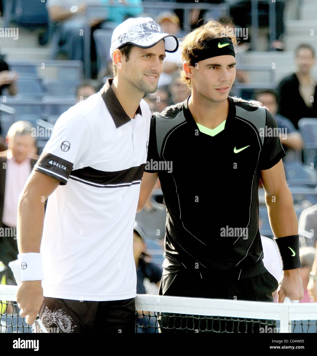 Novak Djokovic di Serbia e Rafael Nadal di Spagna pongono davanti agli uomini la partita finale contro Rafael Nadal di Spagna al giorno 15 del 2010 US Open nel lavaggio, Queens. La partita era stata rinviata a causa della pioggia e doveva essere arrestato nuovamente dopo odierna seconda Foto Stock