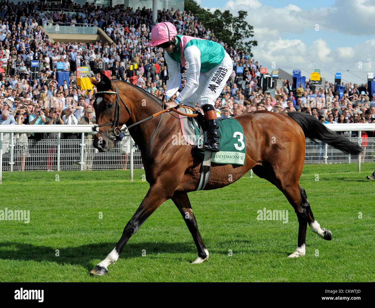 FRANKEL CON JOCKEY TOM QUEALL CAVALLO IPPODROMO DI YORK YORK INGHILTERRA 22 Agosto 2012 Foto Stock