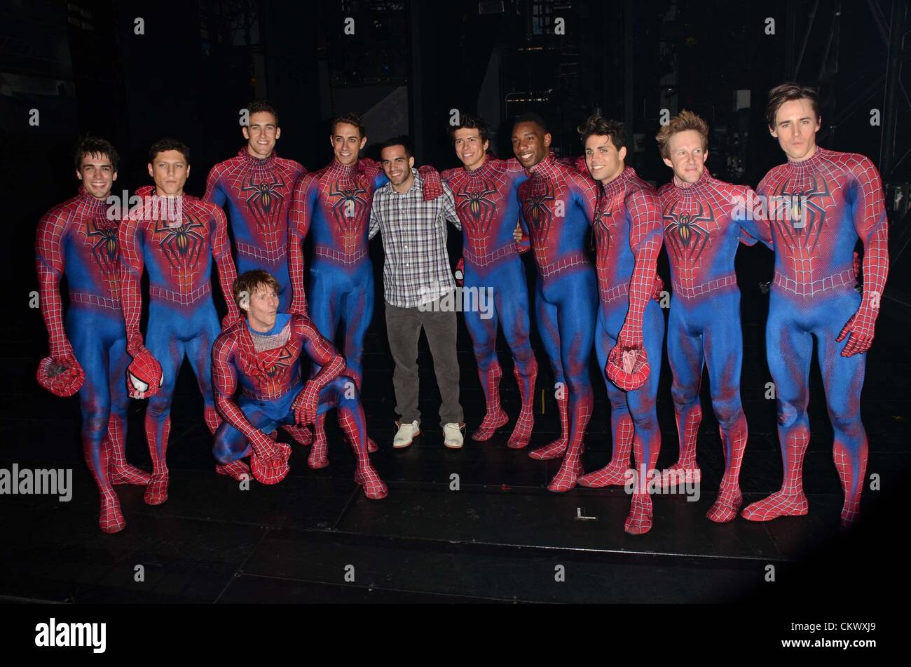 New York, Stati Uniti d'America. Agosto 23, 2012. SPIDER-MAN spegnere il buio accoglie Olympian Danell Leyva (C) per il Foxwoods Theatre. Foto Stock