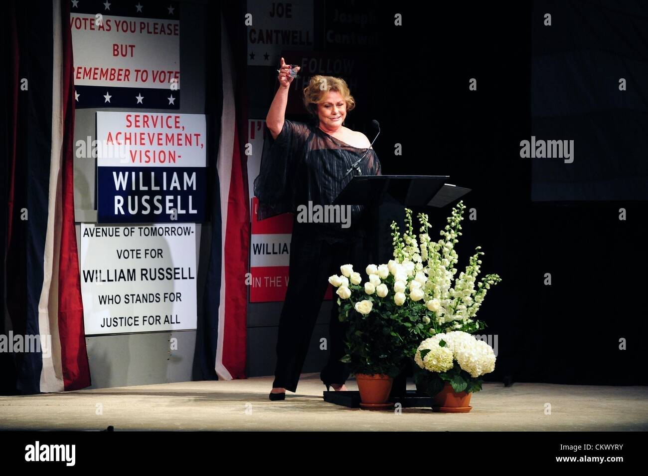 Agosto 23, 2012 - Manhattan, New York, Stati Uniti - ELIZABETH ASHLEY parla e solleva un brindisi durante l Gore Vidal, una celebrazione, per onorare e celebrare la vita con selezioni dal suo lavoro e storie da coloro che lo hanno conosciuto. Gerald Schoenfeld Theatre. (Credito Immagine: © Bryan Smith/ZUMAPRESS.com) Foto Stock