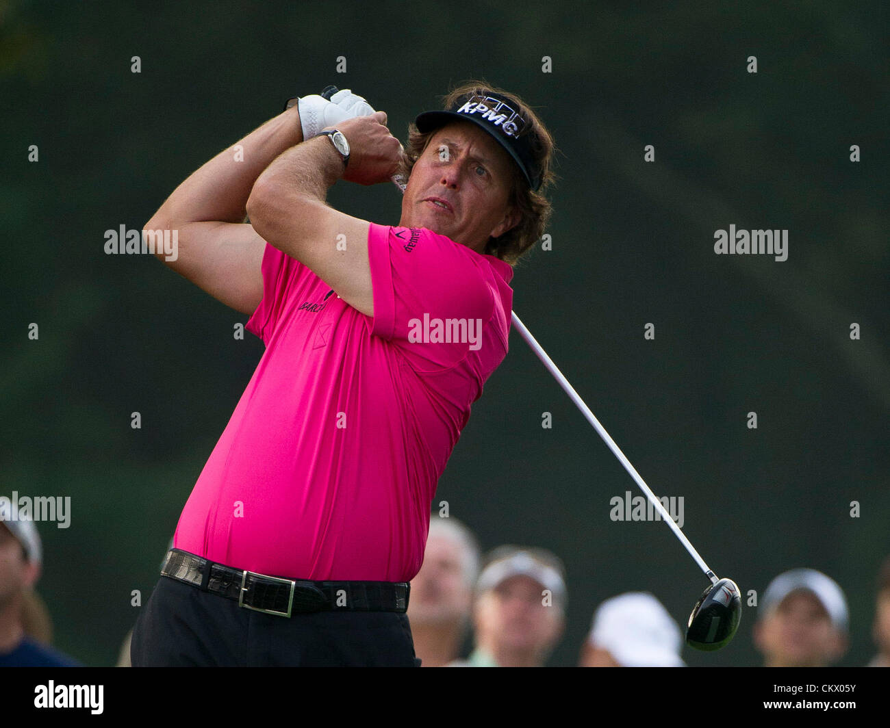 23 ago 2012. Bethpage, Famingdale, New York. Phil Mickelson (USA) del tee off al decimo foro durante il campionato di Barclays per la FedEx Cup disputato a Bethpage Black in Farmingdale, NewYork. Foto Stock