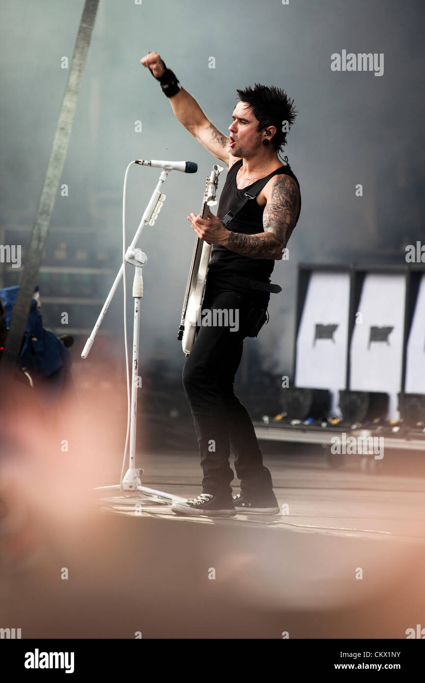 Bullet per la mia Valentine bass player Jason James svolge la folla al festival di Leeds 2012 a Bramham Park. Leeds, West Yorkshire, Regno Unito. 24 agosto 2012. Foto Stock