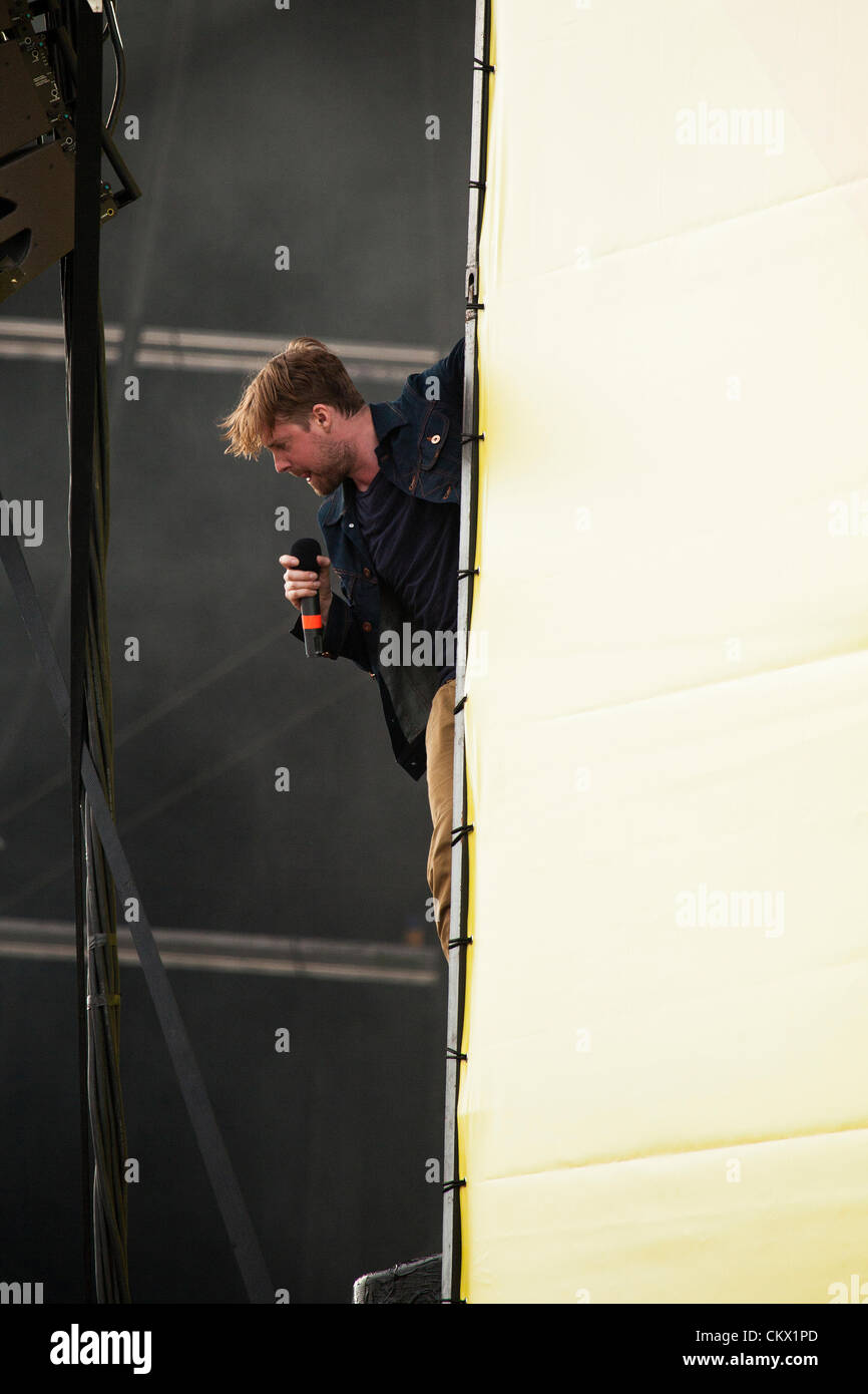 Ricky Wilson, front man per la banda di Kaiser Chiefs, salite le manovre sul palco principale al festival di Leeds 2012 a Bramham Park. Leeds, West Yorkshire, Regno Unito al 24 agosto 2012. Foto Stock