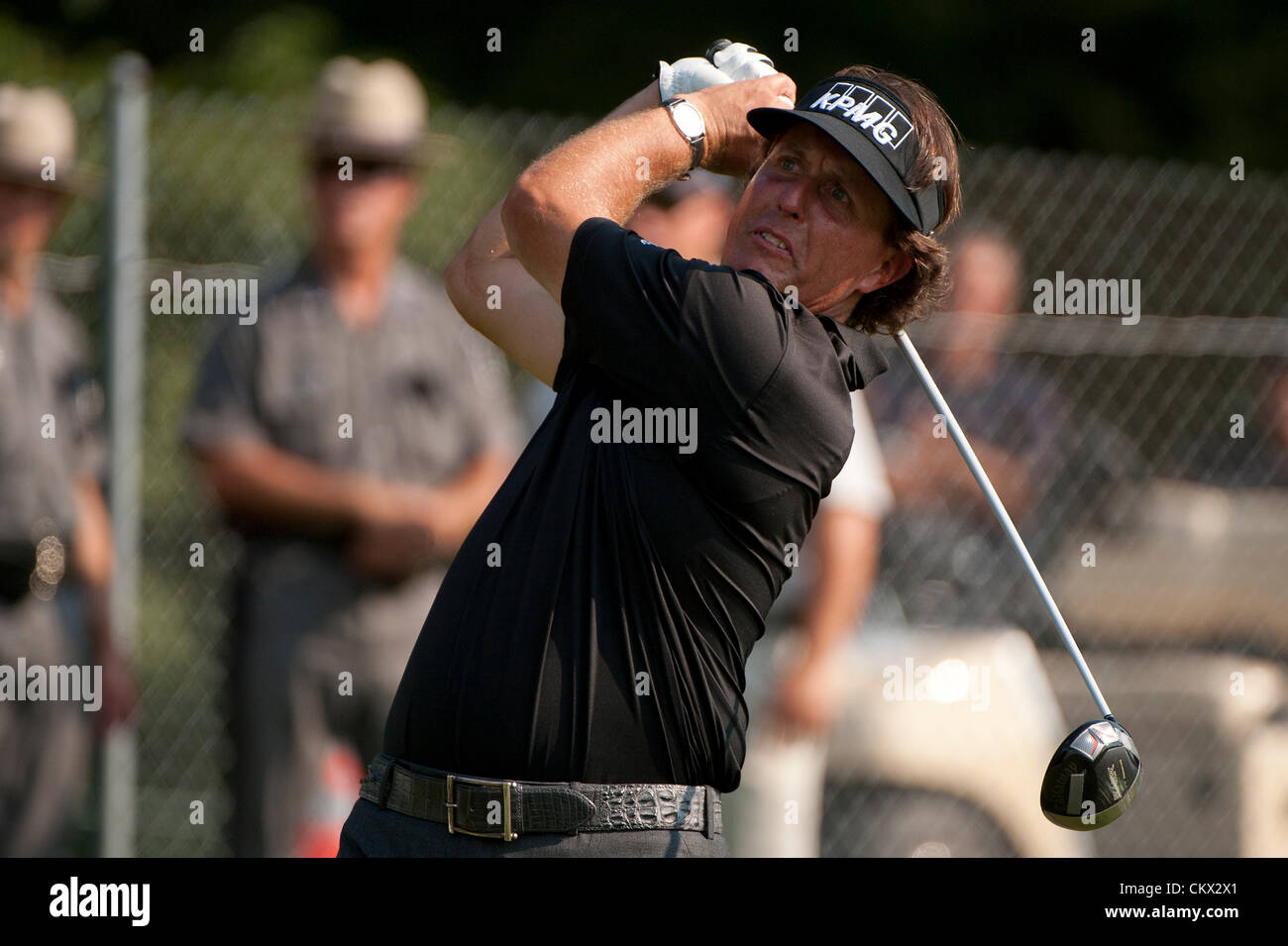 24.08.2012. Bethpage, Farmingdale, NY, STATI UNITI D'AMERICA. Phil Mickelson (USA) del tee off al quindicesimo foro durante il secondo round del campionato di Barclays per la FedEx Cup disputato a Bethpage Black in Farmingdale, NewYork. Foto Stock