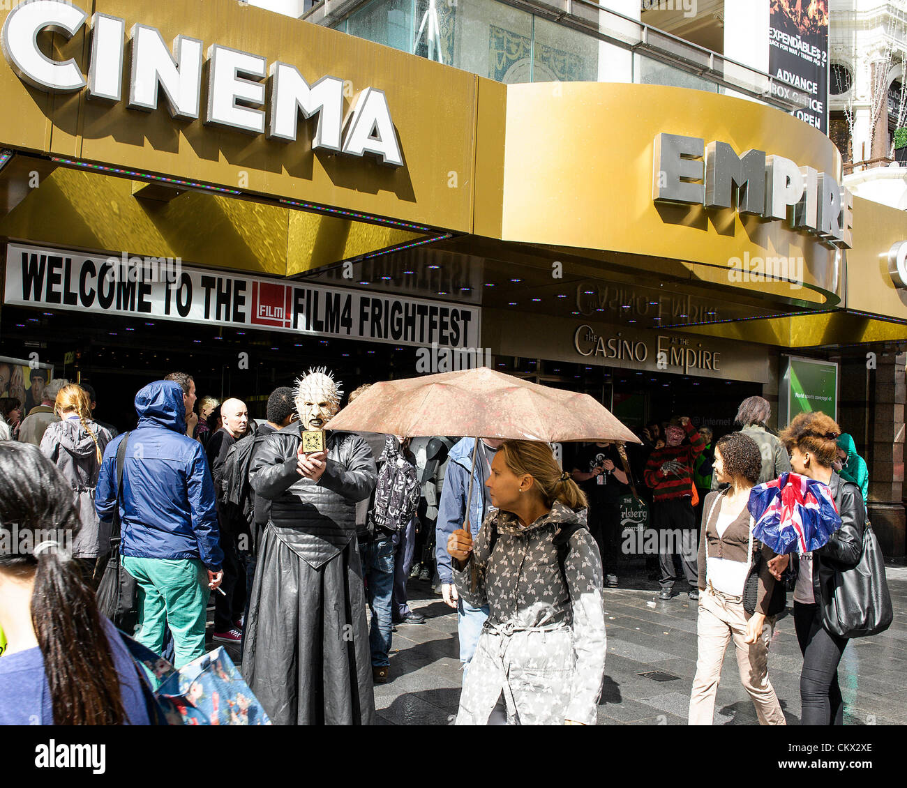 Film horror caratteri frequentare Frightfest xiii sabato 25 agosto 2012 all'Impero, Leicester Square, Londra, Regno Unito. FILM4 FrightFest è il Regno Unito's premiere international fantasy e horror film festival. Il festival, ora nel suo tredicesimo anno attira migliaia di appassionati del genere ogni agosto. Foto Stock