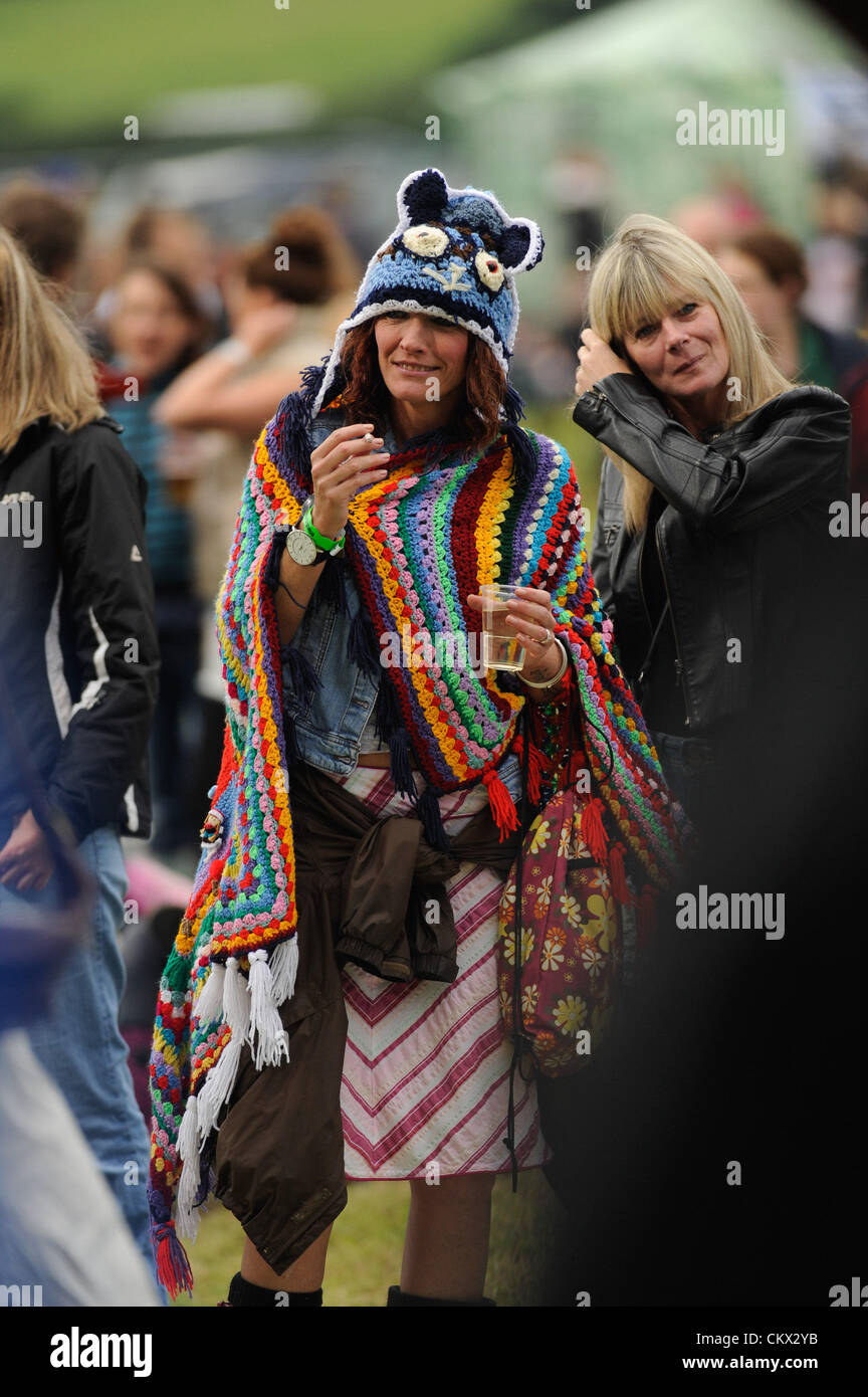 Sabato 25 agosto 2012. Aberystwyth, Wales, Regno Unito. I frequentatori del festival indossare caldo abbigliamento invernale durante il mese di agosto durante un weekend di ferie al grande tributo Festival 2012 in Lovesgrove. Il Galles è solo fine settimana musica evento dedicato esclusivamente alle bande tributo. Foto Stock