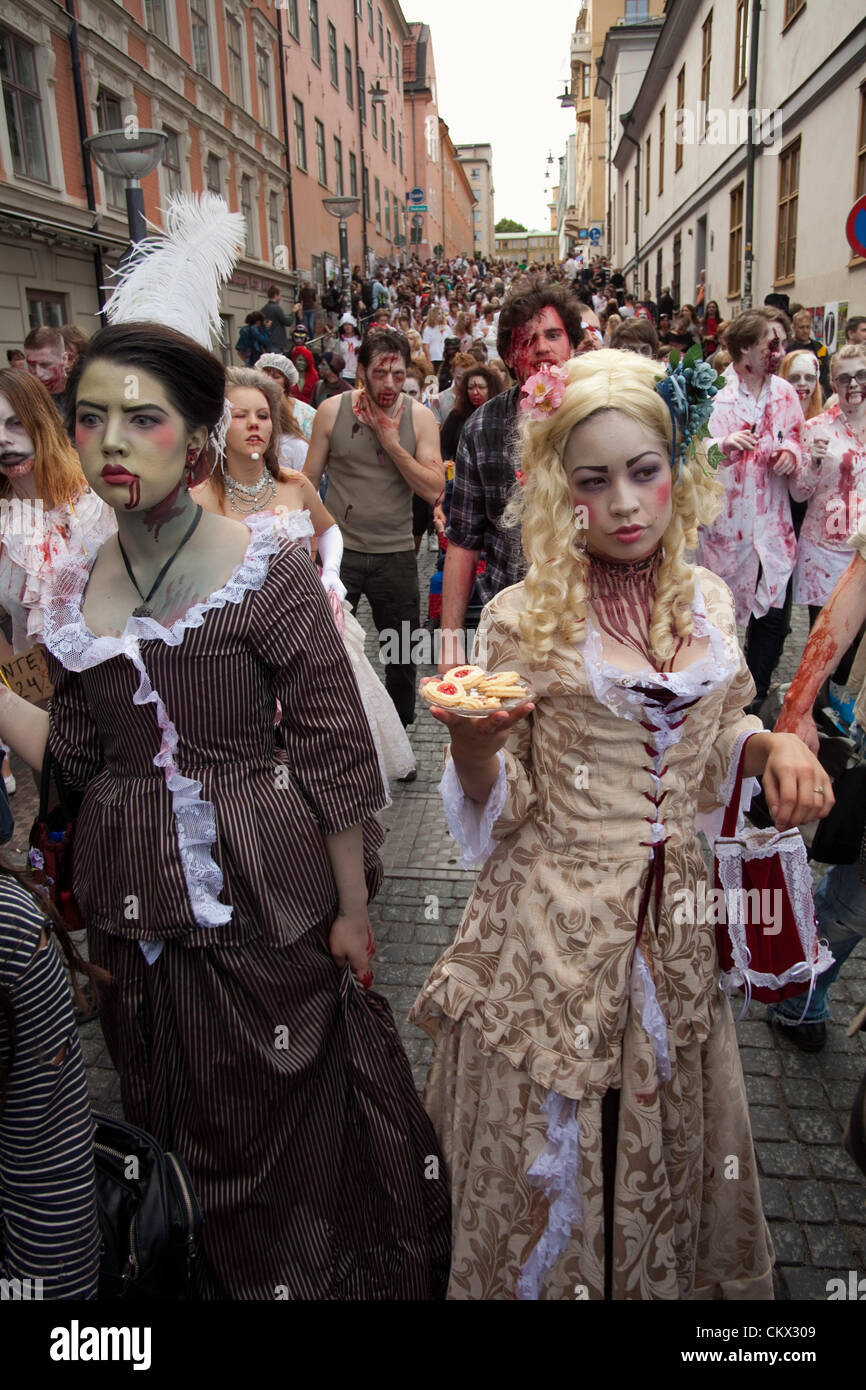 Gli zombie a Stoccolma Zombie a piedi 2012. Qui due donne zombie vestito in abiti vecchi. Foto Stock