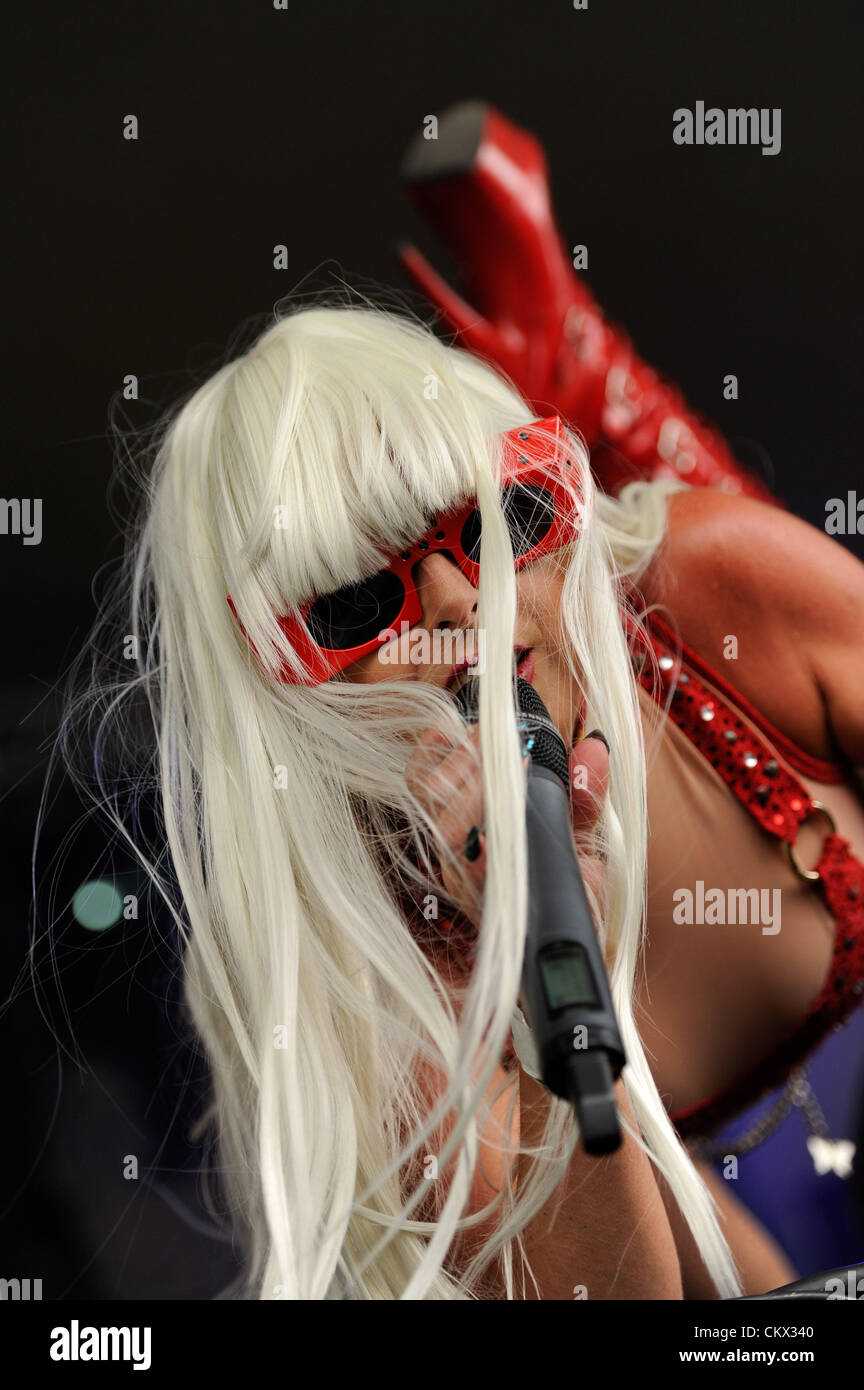 Una Lady Gaga omaggio deliberando il palcoscenico . Sabato 25 Agosto 2012 Il grande tributo Festival, Aberystwyth Wales UK. Il Galles è solo fine settimana musica evento dedicato esclusivamente alle bande tributo. A ferragosto Weekend. photo©keith morris Foto Stock