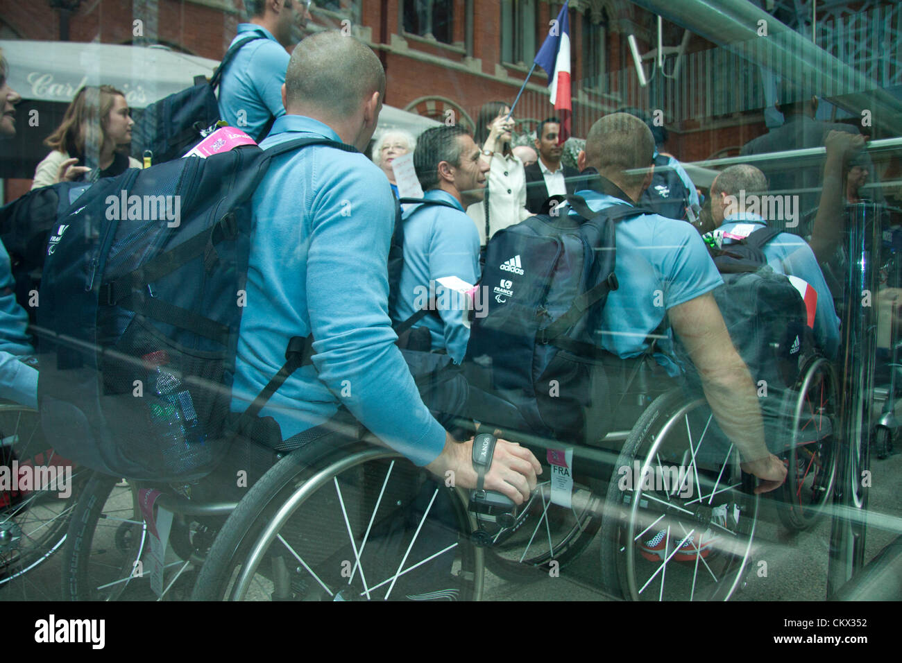 Il 25 agosto 2012. St Pancras Londra, Regno Unito. Il francese del team paralimpico arrivi in Eurostar alla Stazione di St Pancras davanti al London 2012 Giochi Paralimpici. Foto Stock