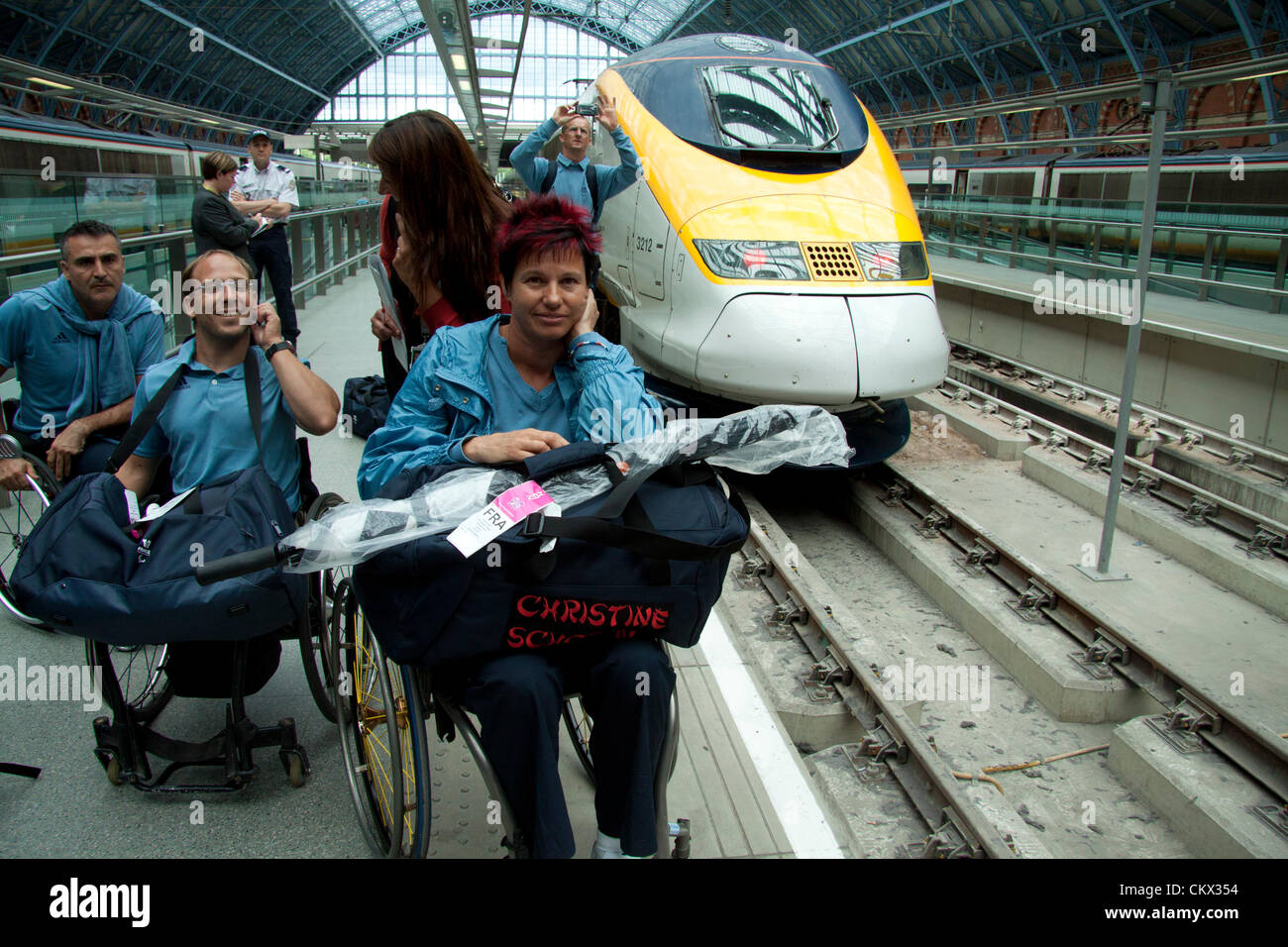 Il 25 agosto 2012. St Pancras Londra, Regno Unito. Il francese del team paralimpico arrivi in Eurostar alla Stazione di St Pancras davanti al London 2012 Giochi Paralimpici. Foto Stock