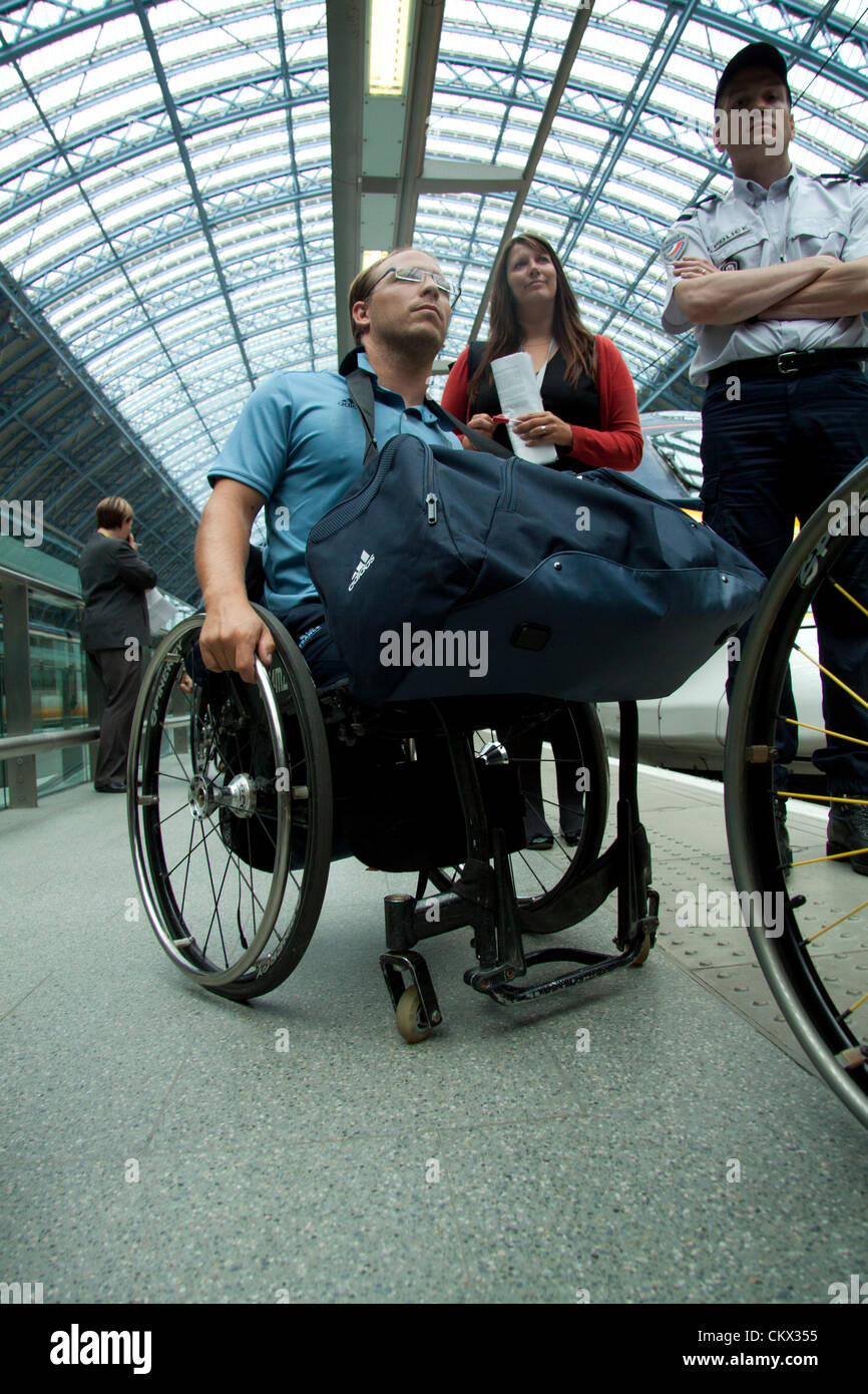 Il 25 agosto 2012. St Pancras Londra, Regno Unito. Il francese del team paralimpico arrivi in Eurostar alla Stazione di St Pancras davanti al London 2012 Giochi Paralimpici. Foto Stock