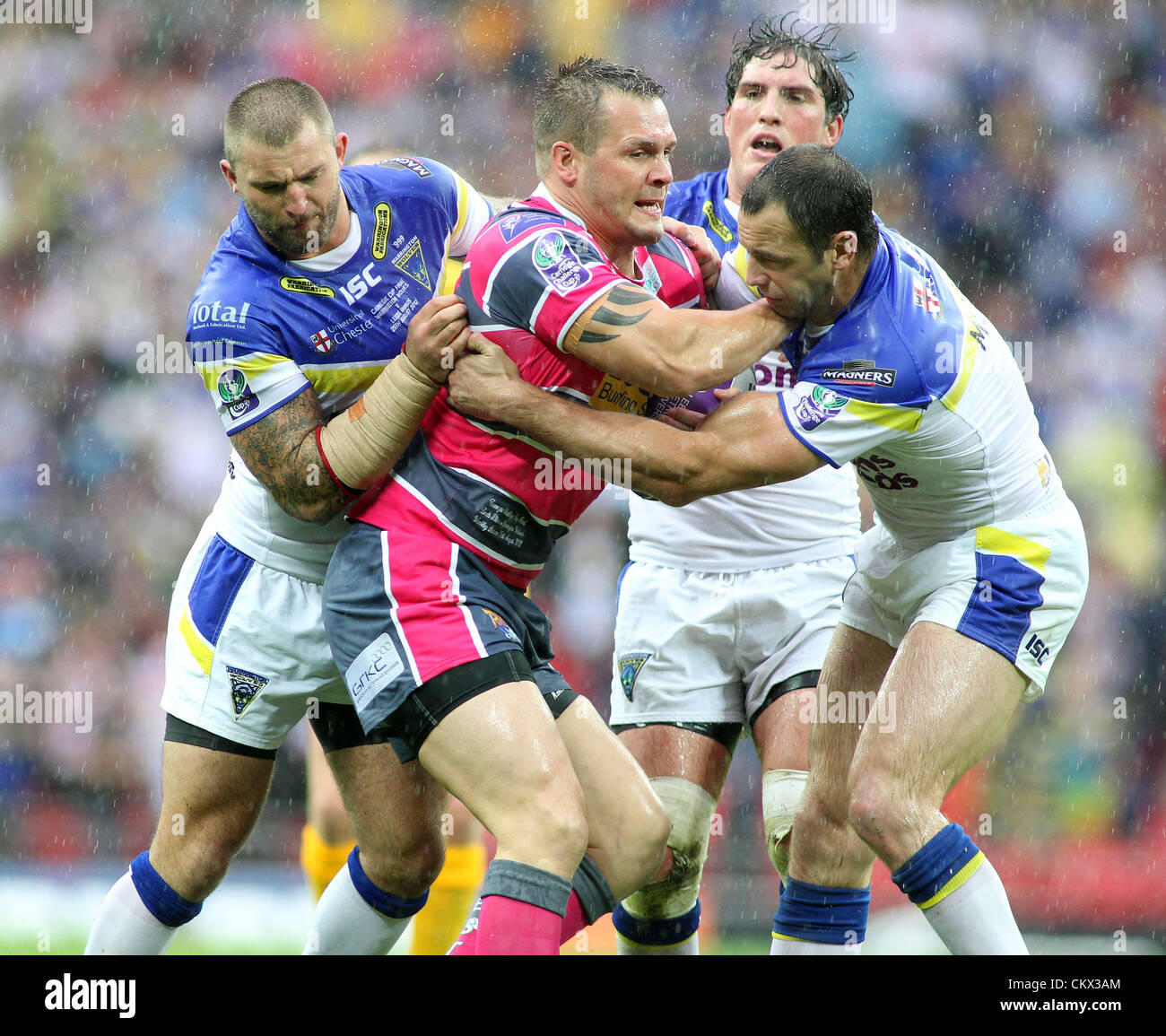 25 ago 2012. Leeds rinoceronti v Warrington Lupi Carnegie Challenge Cup Final 2012 Leeds rinoceronti Darrell Griffin è sostenuta dai giocatori di Warrington Foto Stock