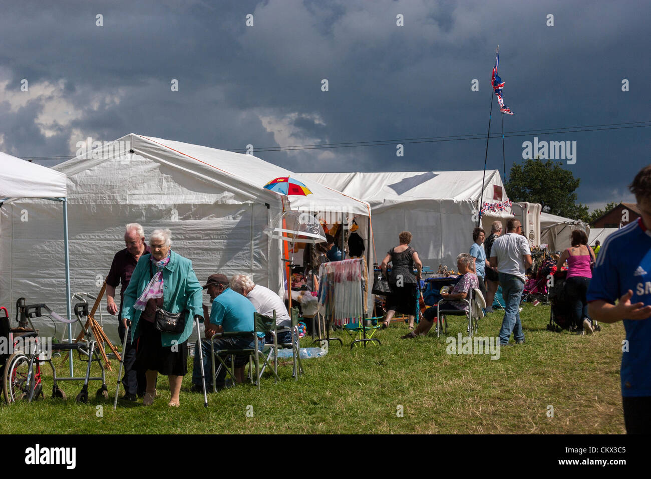 25 agosto 2012 Northamptonshire. Regno Unito. Earls Barton Rallly Vintage e Country Fair visitatori guardando intorno le bancarelle..La Banca Vacanze Weekend Previsioni meteo non è buona ma la pioggia ha tenuto lontano, Foto Stock