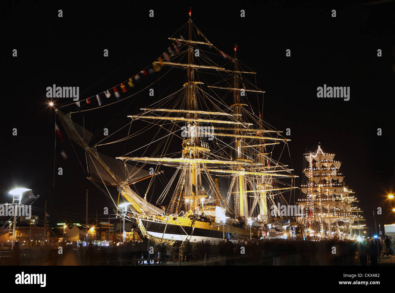 25 ago 2012. Fino a tarda sera la folla a Dublino accorsi per visualizzare le Tall Ships ormeggiato sul fiume Liffey. Oltre un milione di visitatori hanno preso in lo spettacolo in tre giorni. Foto Stock