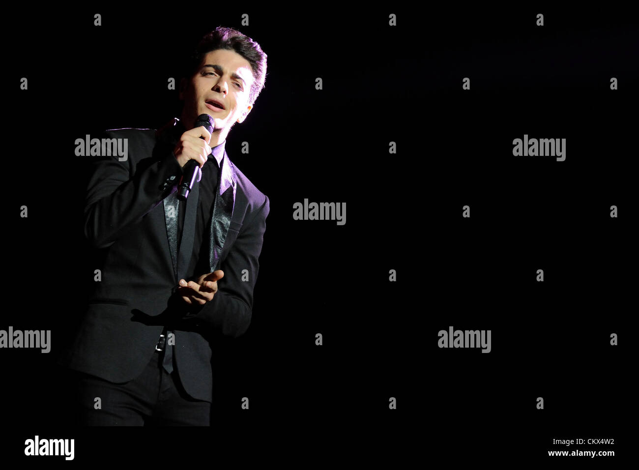 25 agosto 2012 - Toronto, Canada - Un trio italiano pop operistico teenage tenori IL VOLO effettua presso il Sony Center per le Arti dello Spettacolo durante la loro prende il volo Tour 2012. Nella foto, Gianluca Ginoble. (DCP/N8N) Foto Stock