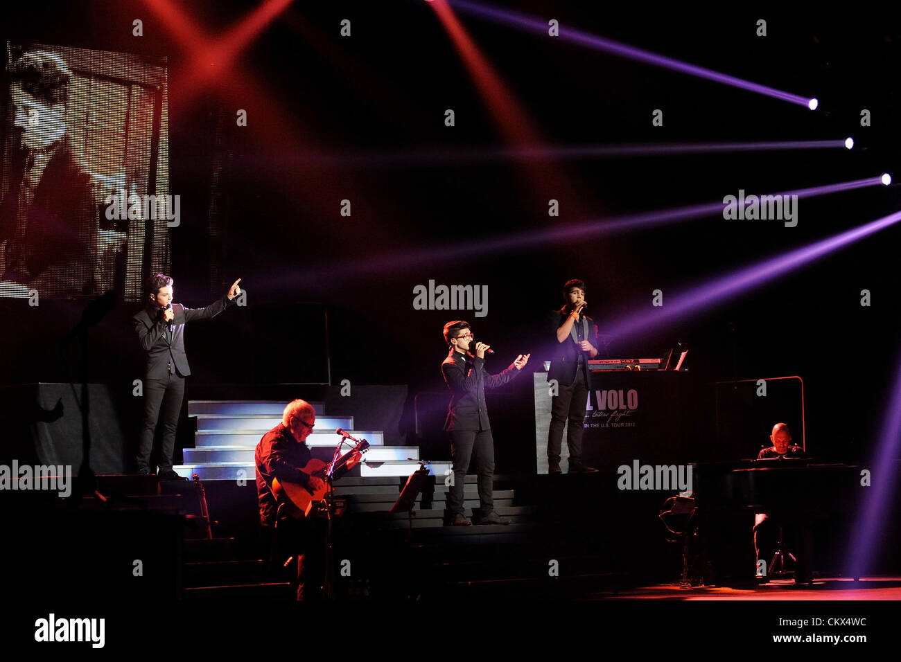 25 agosto 2012 - Toronto, Canada - Un trio italiano pop operistico teenage tenori IL VOLO effettua presso il Sony Center per le Arti dello Spettacolo durante la loro prende il volo Tour 2012. Nella foto, Piero Barone e Gianluca Ginoble e Ignazio Boschetto. (DCP/N8N) Foto Stock