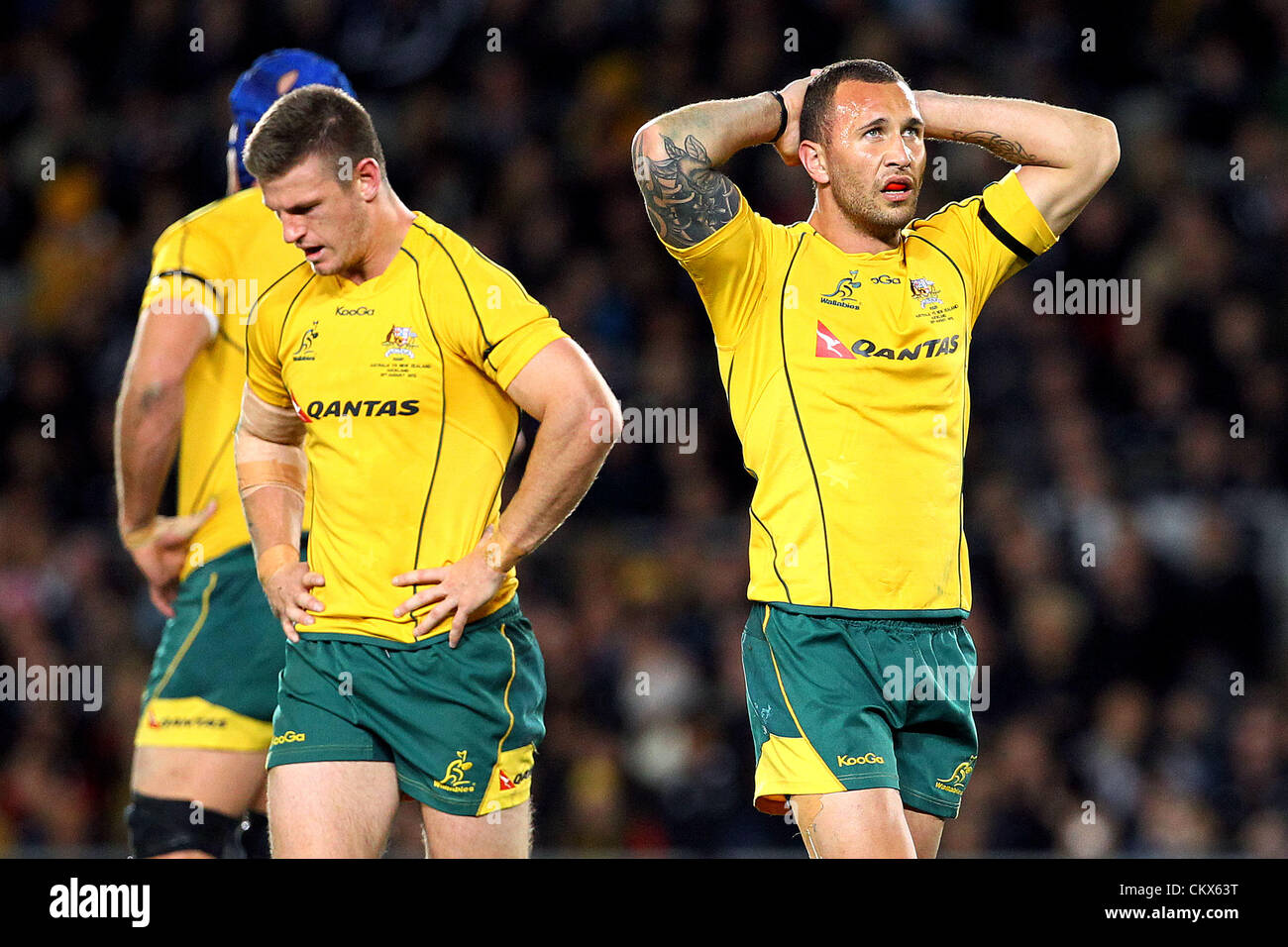 Sabato 25 agosto 2012. Auckland, Nuova Zelanda. Australia Quade Cooper guarda su durante il campionato di rugby e Bledisloe Cup il Rugby test match, Nuova Zelanda All Blacks versus Australian Wallaby presso Eden Park di Auckland, in Nuova Zelanda. Foto Stock