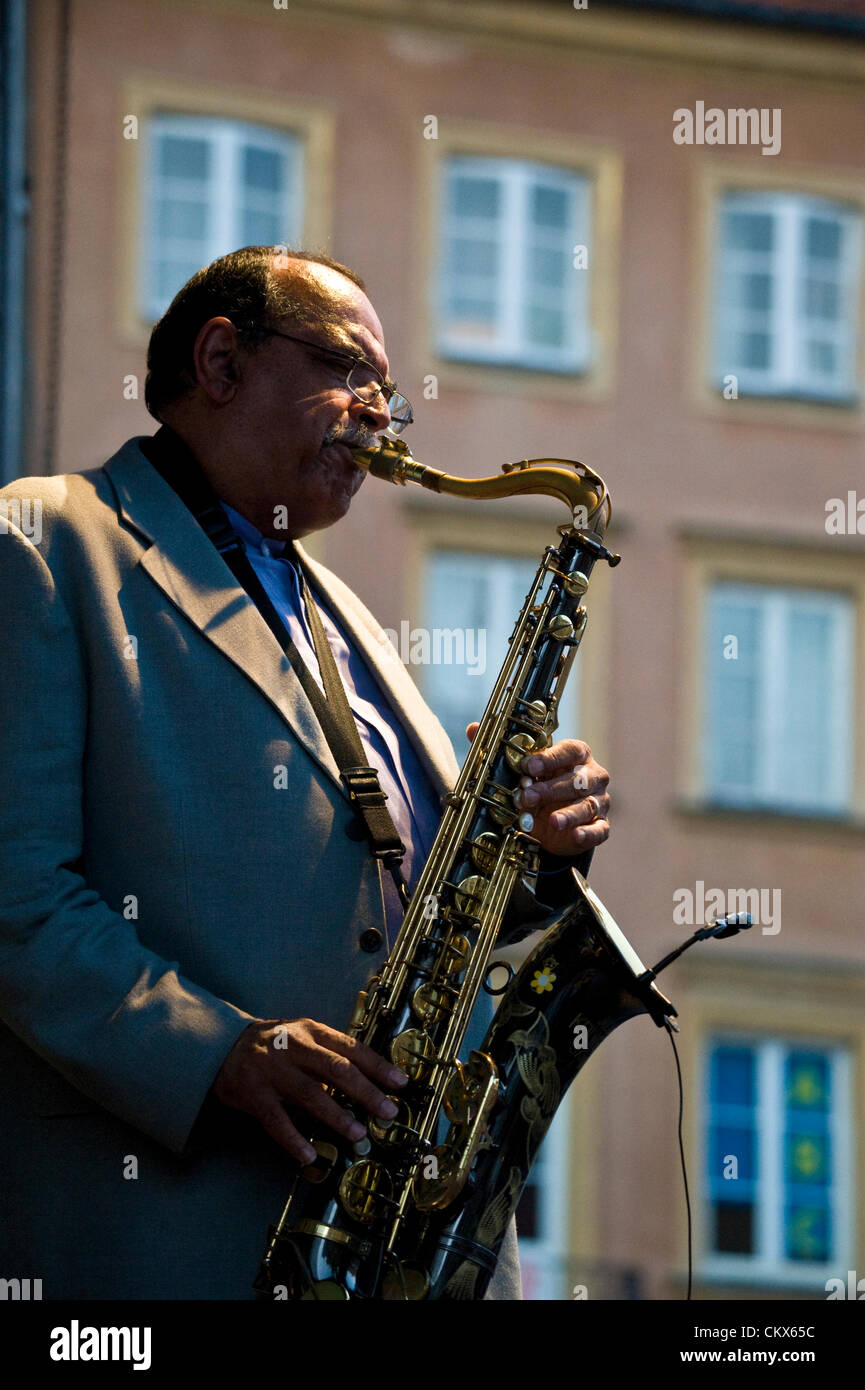 Il 25 agosto 2012, Varsavia, Polonia. Open-air performance di Ernie Watts. Lo spettacolo ha concluso la serie di free jazz-correlati sabato estate concerti in piazza della Città Vecchia di Varsavia. Foto Stock