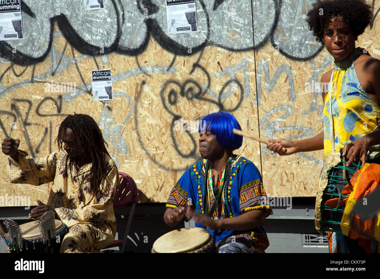 26 ago 2012, Domenica, Nottinghill Carnevale , Nottinghill Gate, London, Regno Unito - 13.16h - i percussionisti Busk e intrattenere su Westbourne Grove tutti aggiunta al Carnevale spirito. Credito: Miguel Sobreira / Alamy Live News Foto Stock