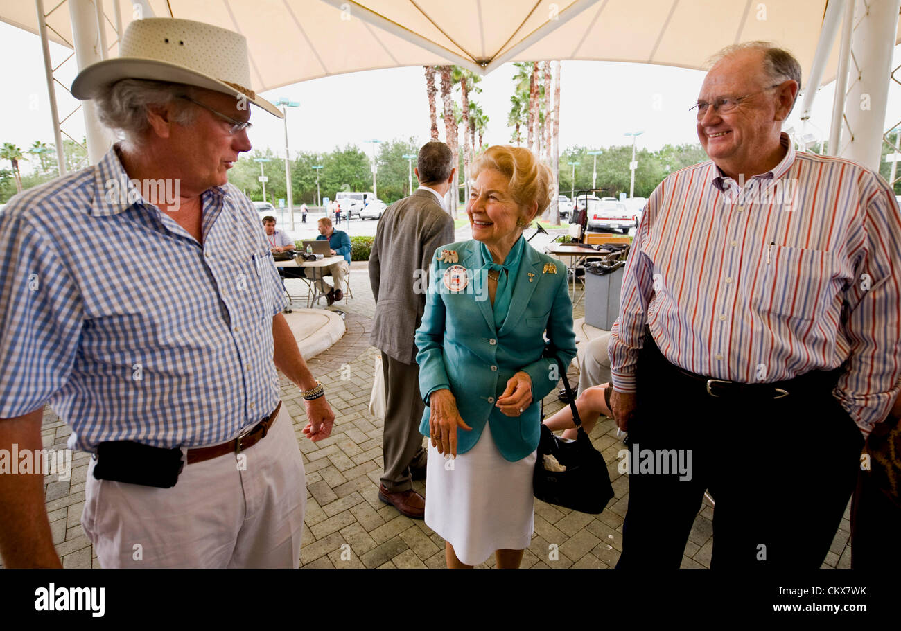 Agosto 26, 2012 - Tampa , FL, Stati Uniti d'America - Anti-femminista Phyllis Schlafly arriva per una preghiera rally sponsorizzato da Focus sulla famiglia e la Florida la politica per la famiglia Consiglio presso il fiume Chiesa alla vigilia del 2012 Convention Nazionale Repubblicana. Foto Stock