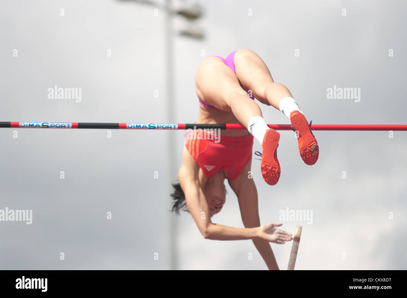 Jennifer Suhr di USA, 2012 campione olimpionico, azzerando il bar in pole vault all'Aviva Diamond League in Alexander Stadium, Birmingham. Ha vinto il concorso con un archivio di 4,65 m. Foto Stock