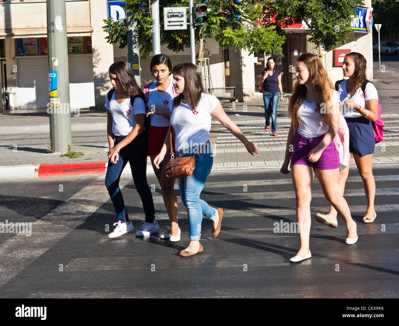 Il 27 agosto 2012. Bambini israeliani di tornare a scuola oggi, abolendo il tradizionale sett. 1a data, in una prima fase delle riforme avviate dal Ministero dell'istruzione mira ad accorciare le vacanze estive a 6 settimane, parzialmente alleviare i genitori di enormi spese finanziarie. Foto Stock