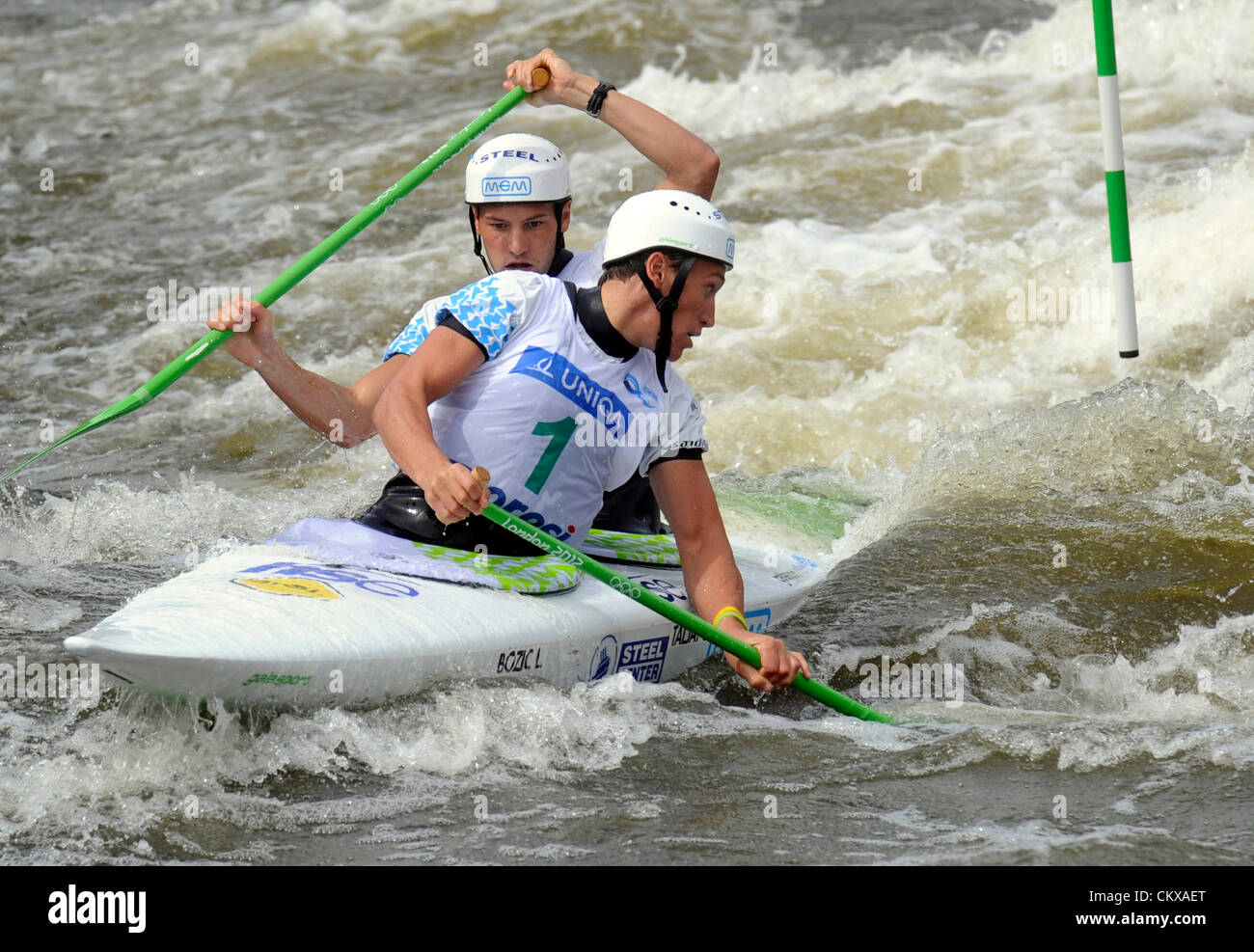 26 ago 2012. Luka Bozic e Saso Taljat dalla Slovenia, canoa double (C2), sono visti durante la canoa/kayak slalom Racing Campionati del Mondo di Praga Repubblica Ceca, Agosto 26, 2012. Foto Stock